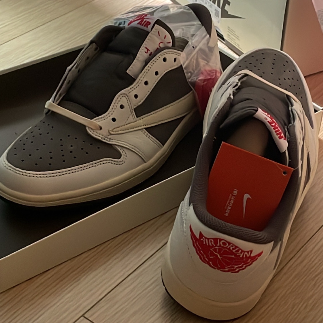 Jordan 1 x Travis Scott Retro Low OG SP Sail and Ridgerock 착용 스타일