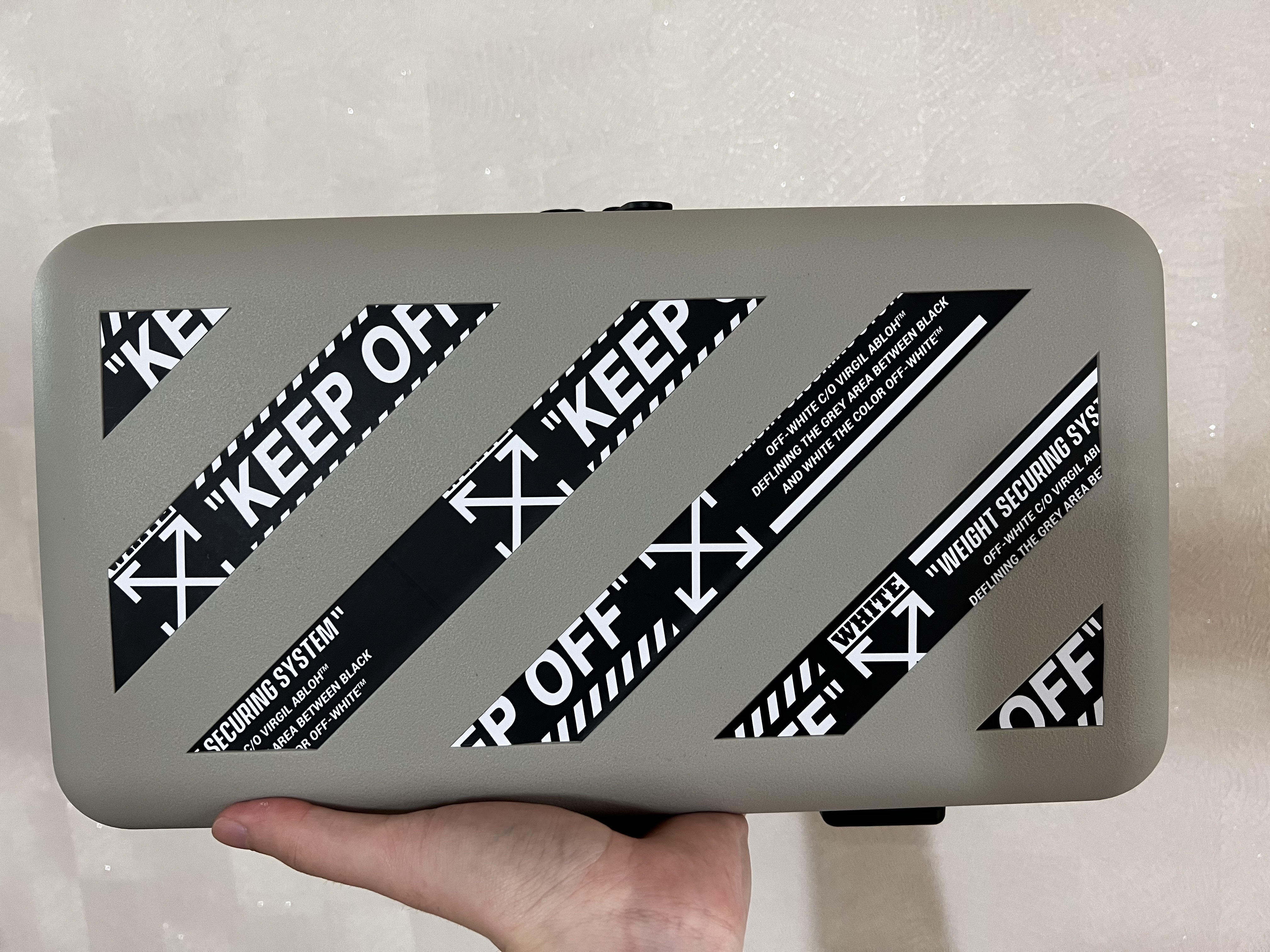 Off-White x Amore Pacific Protection Box (Without Cosmetics) 착용 스타일 - 2