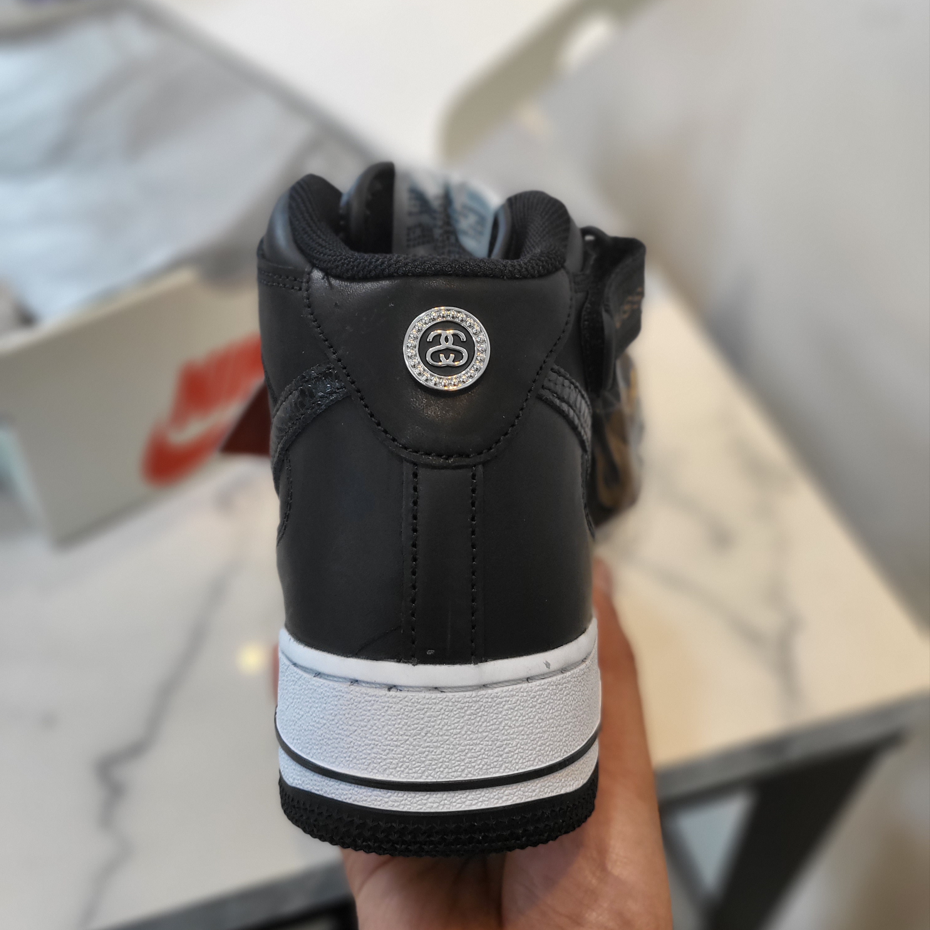 Nike x Stussy Air Force 1 '07 Mid SP Black 착용 스타일 - 3