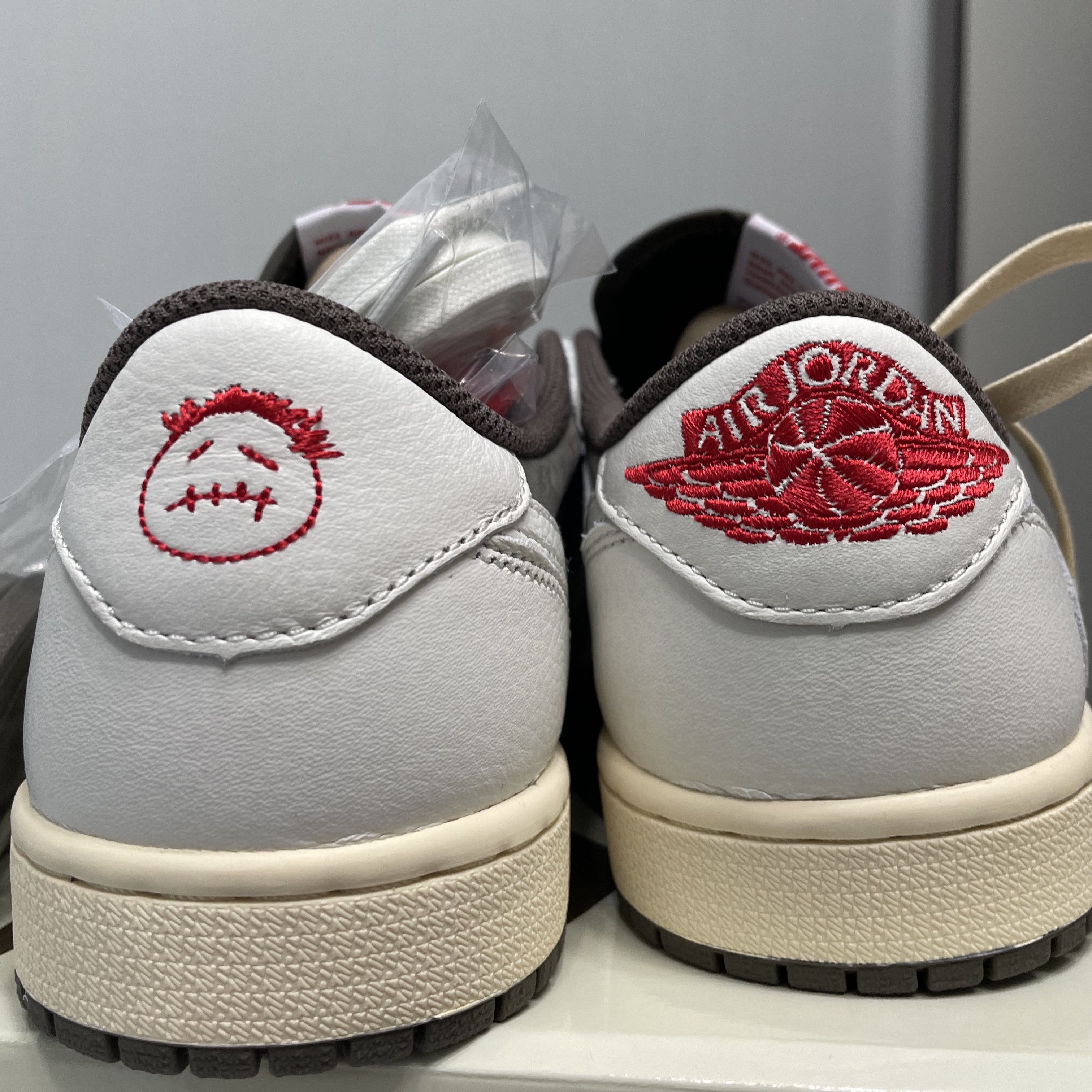 Jordan 1 x Travis Scott Retro Low OG SP Sail and Ridgerock 착용 스타일 - 2
