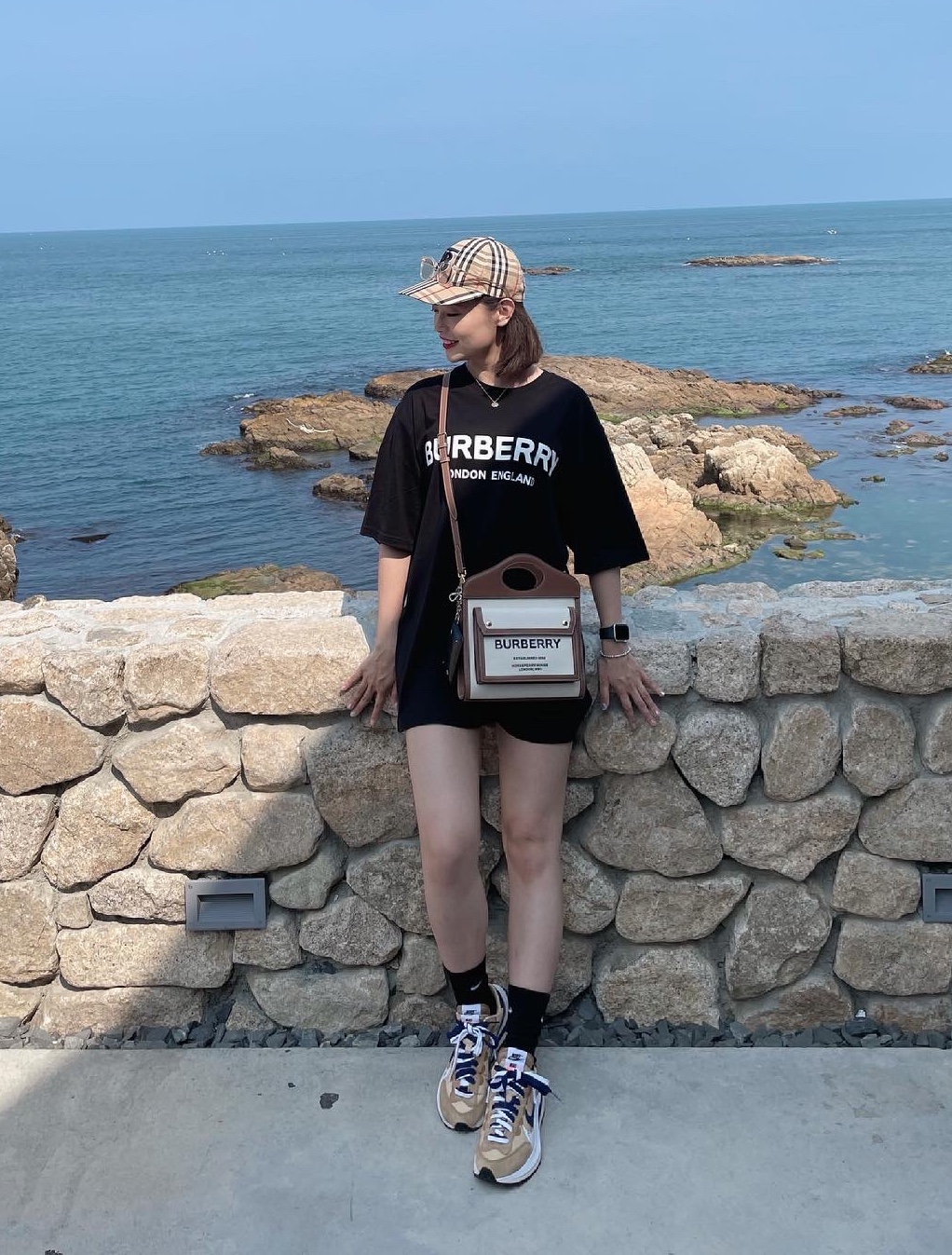 Burberry Monogram Motif Vintage Check Cotton Baseball Cap Archive Beige, Nike x Sacai VaporWaffle Sesame and Blue Void 착용 스타일 - 3