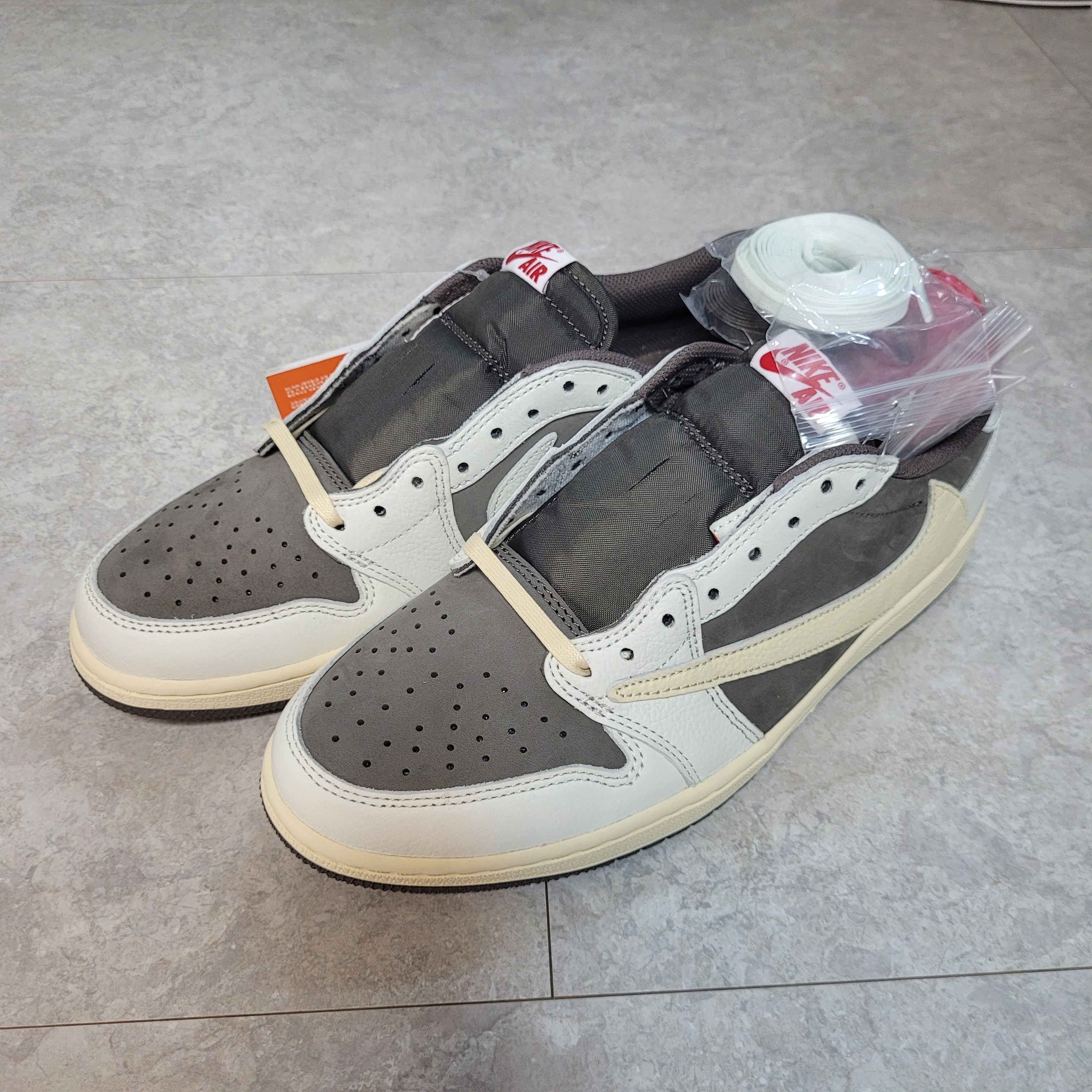 Jordan 1 x Travis Scott Retro Low OG SP Sail and Ridgerock 착용 스타일