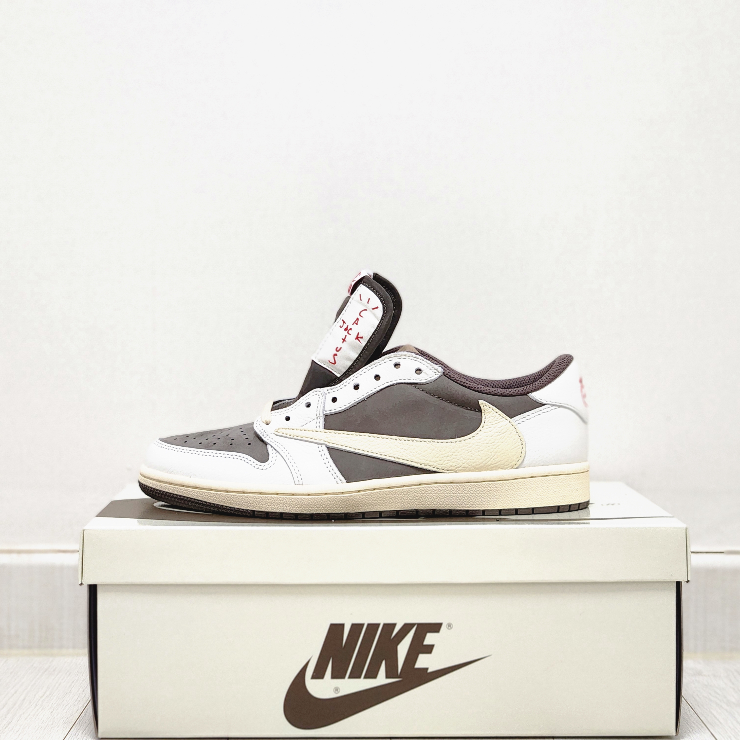 Jordan 1 x Travis Scott Retro Low OG SP Sail and Ridgerock 착용 스타일 - 3