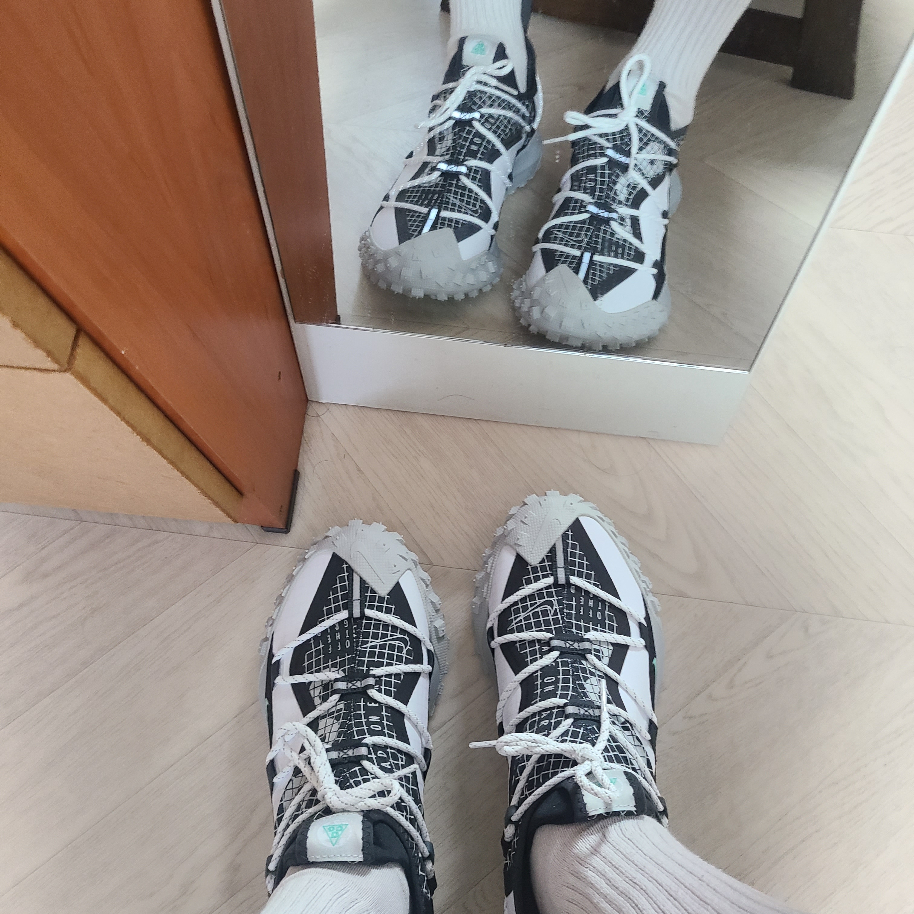 Nike ACG Mountain Fly Low SE White and Black 착용 스타일