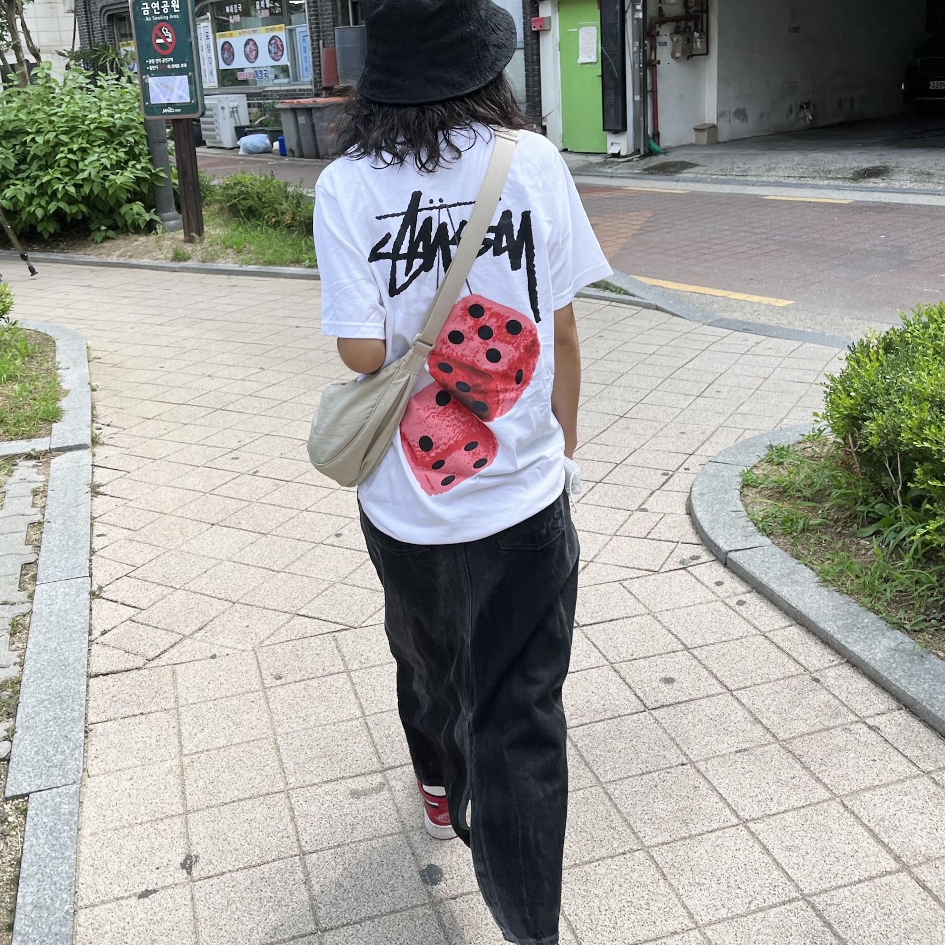 Stussy Fuzzy Dice T-Shirt White 착용 스타일 - 2
