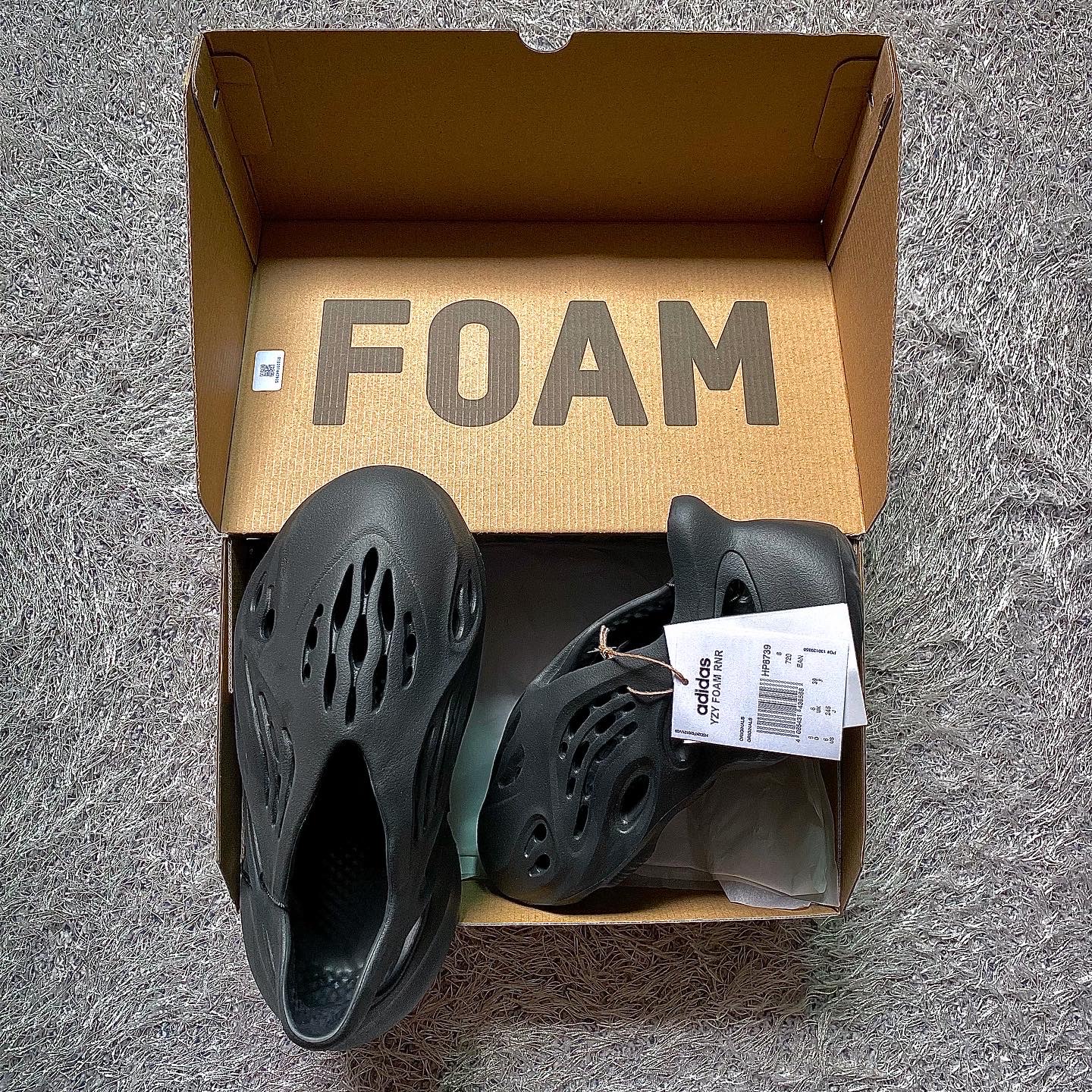 Adidas Yeezy Foam RNNR Onyx 착용 스타일