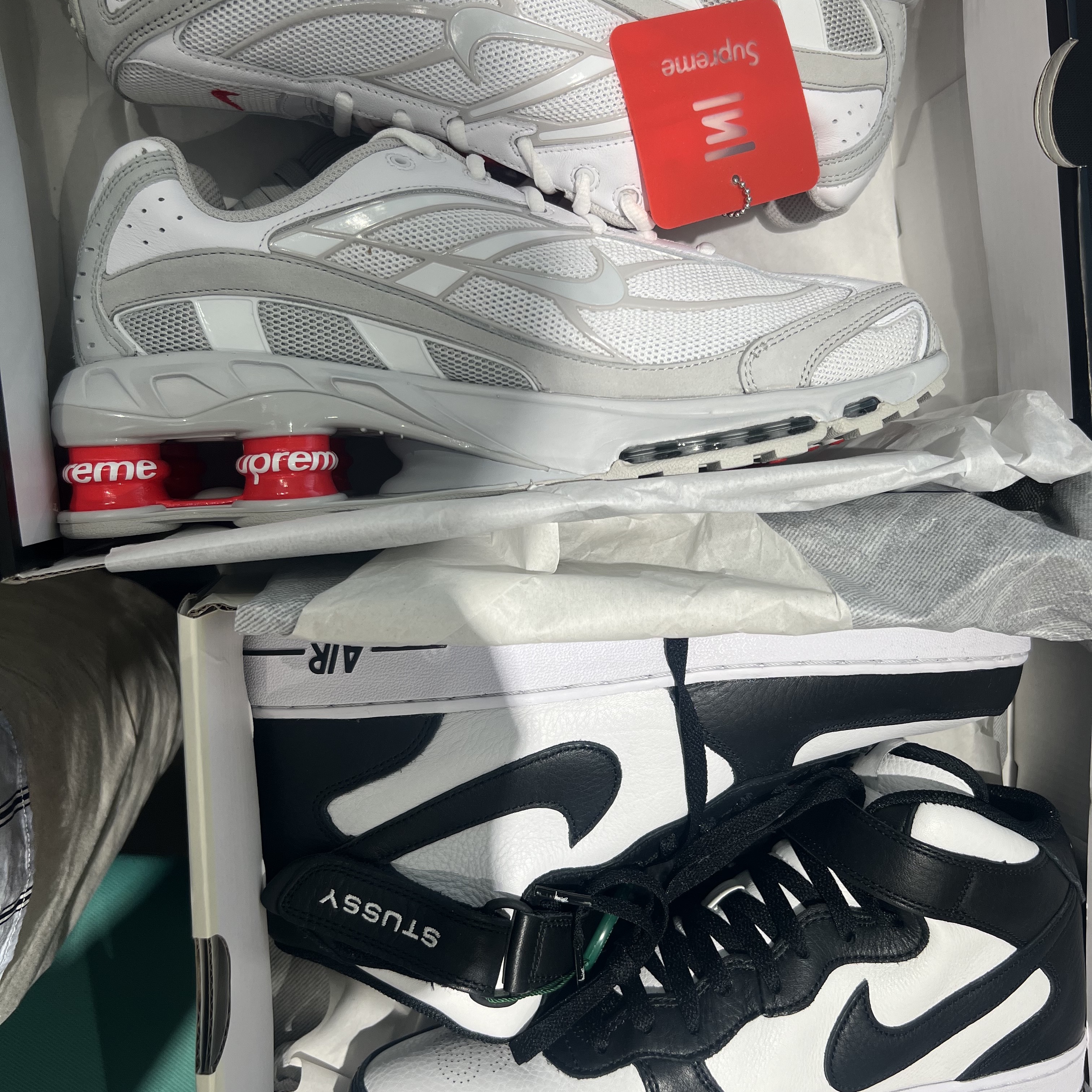 Nike x Supreme Shox Ride 2 SP White, Nike x Stussy Air Force 1 '07 Mid SP Black and Light Bone 착용 스타일