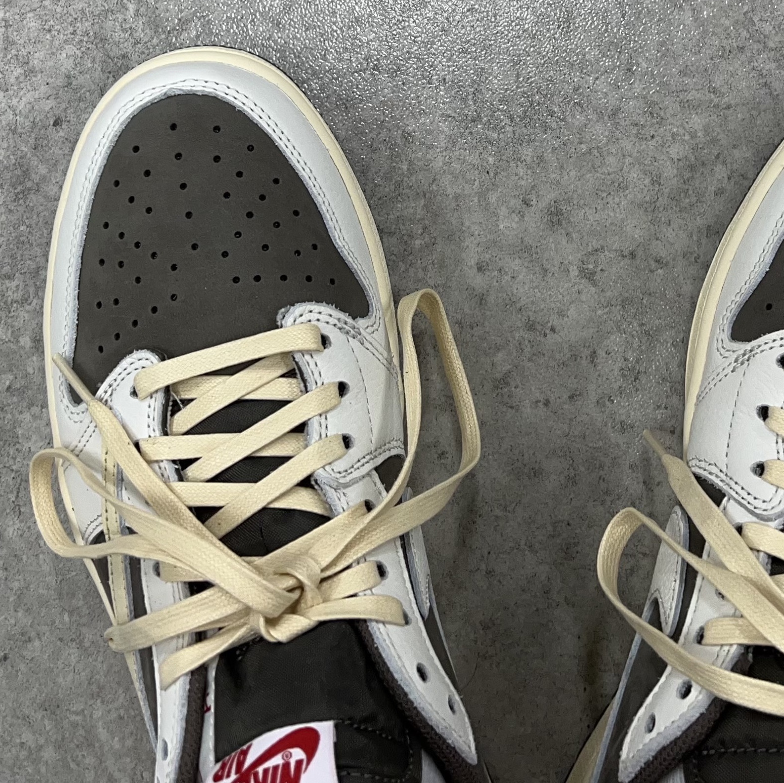 Jordan 1 x Travis Scott Retro Low OG SP Sail and Ridgerock 착용 스타일 - 4