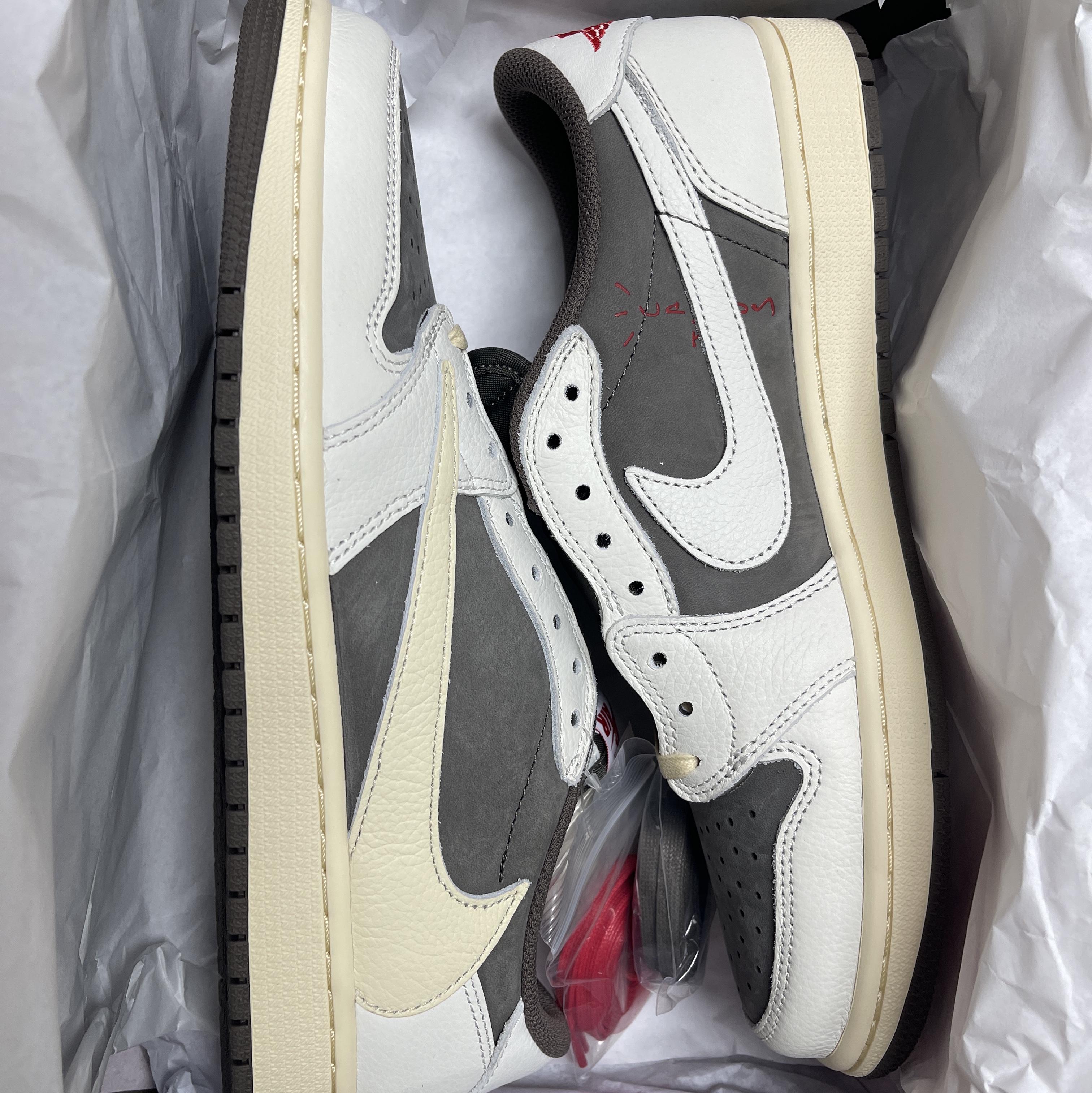 Jordan 1 x Travis Scott Retro Low OG SP Sail and Ridgerock 착용 스타일 - 3