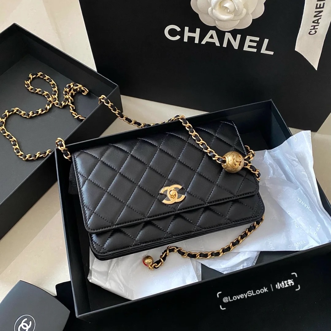 Chanel Wallet On Chain Lambskin & Gold Black 착용 스타일 - 2