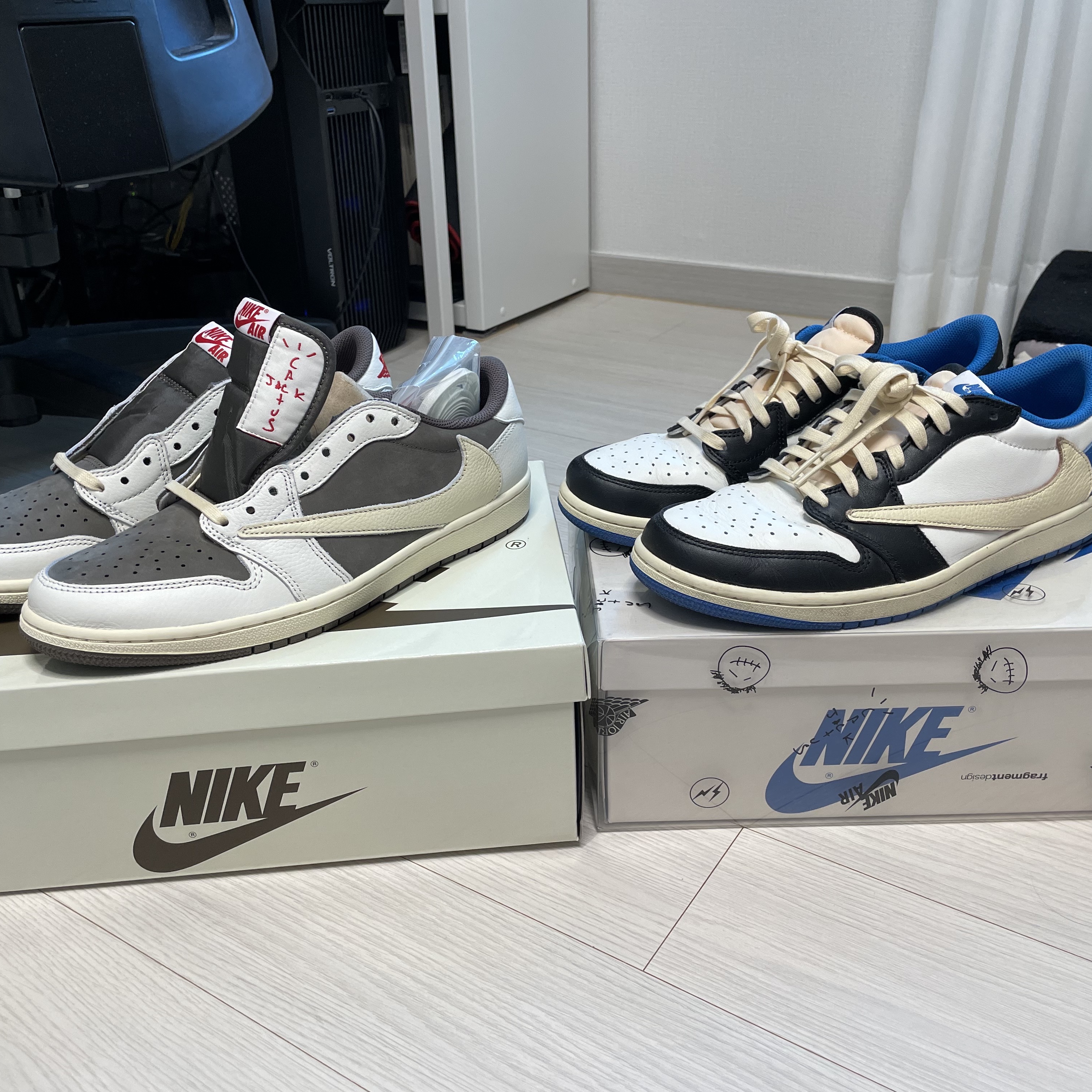 Jordan 1 x Travis Scott Retro Low OG SP Sail and Ridgerock, Jordan 1 x Travis Scott x Fragment Retro Low OG SP Military Blue 착용 스타일 - 1