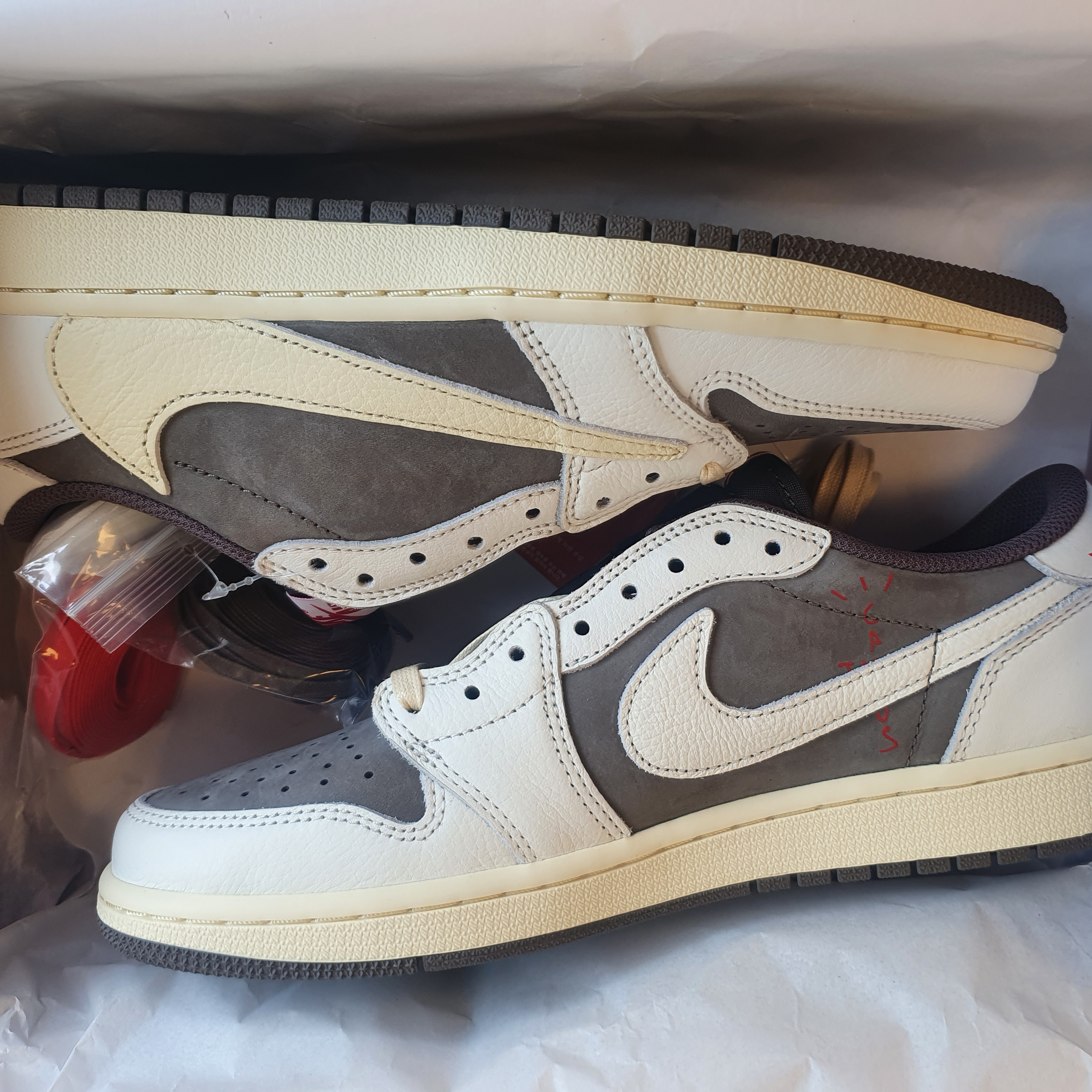 Jordan 1 x Travis Scott Retro Low OG SP Sail and Ridgerock 착용 스타일 - 4