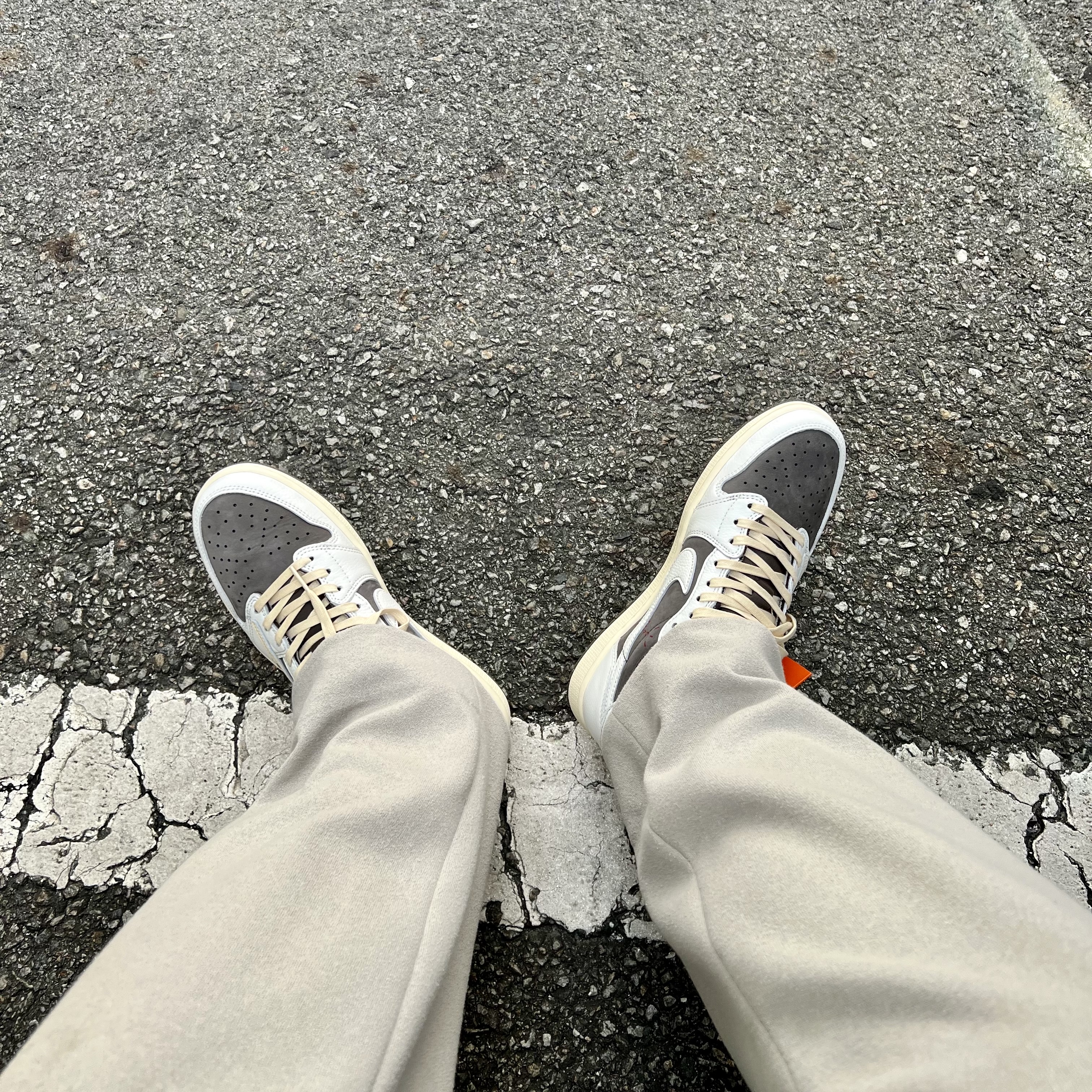 Jordan 1 x Travis Scott Retro Low OG SP Sail and Ridgerock 착용 스타일 - 1