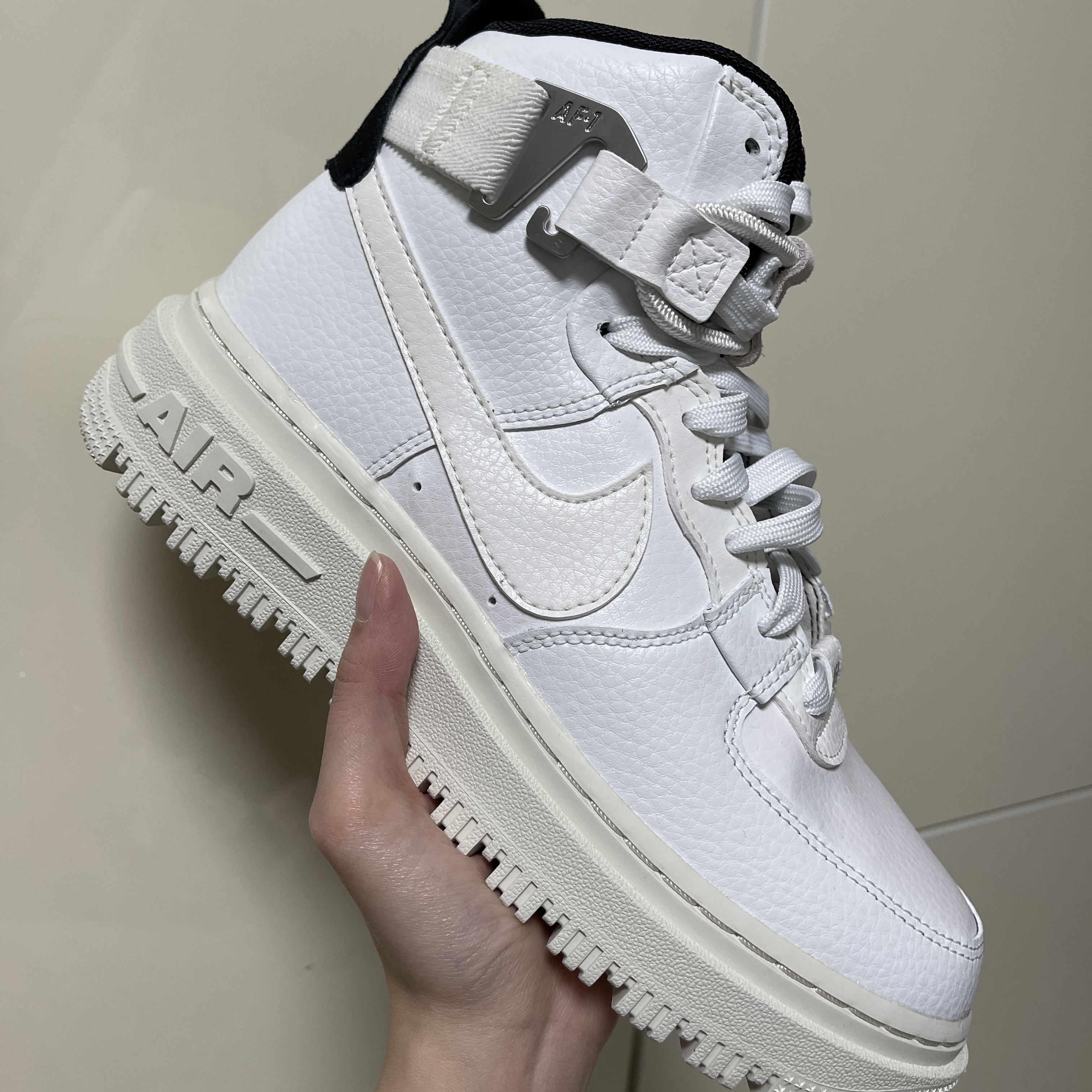 (W) Nike Air Force 1 High Utility 2.0 Summit White 착용 스타일 - 3