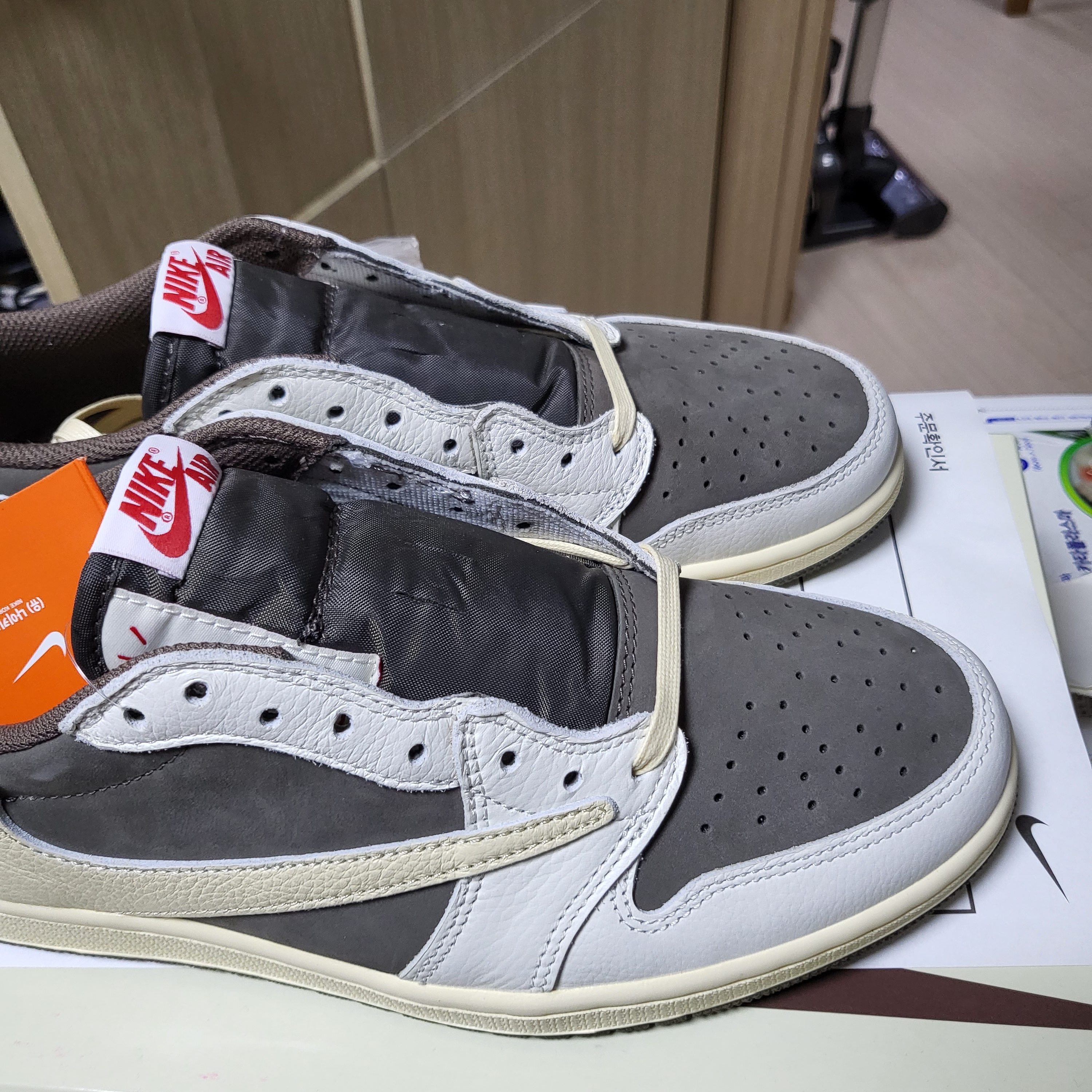 Jordan 1 x Travis Scott Retro Low OG SP Sail and Ridgerock 착용 스타일 - 3