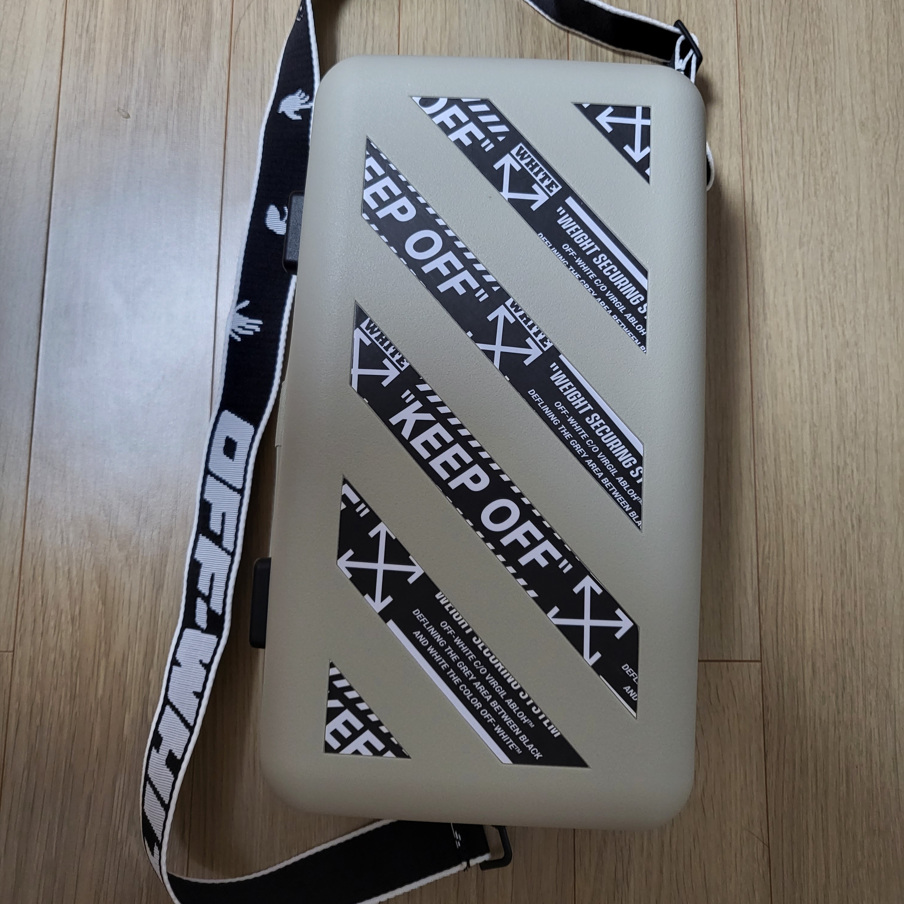 Off-White x Amore Pacific Protection Box (Without Cosmetics) 착용 스타일