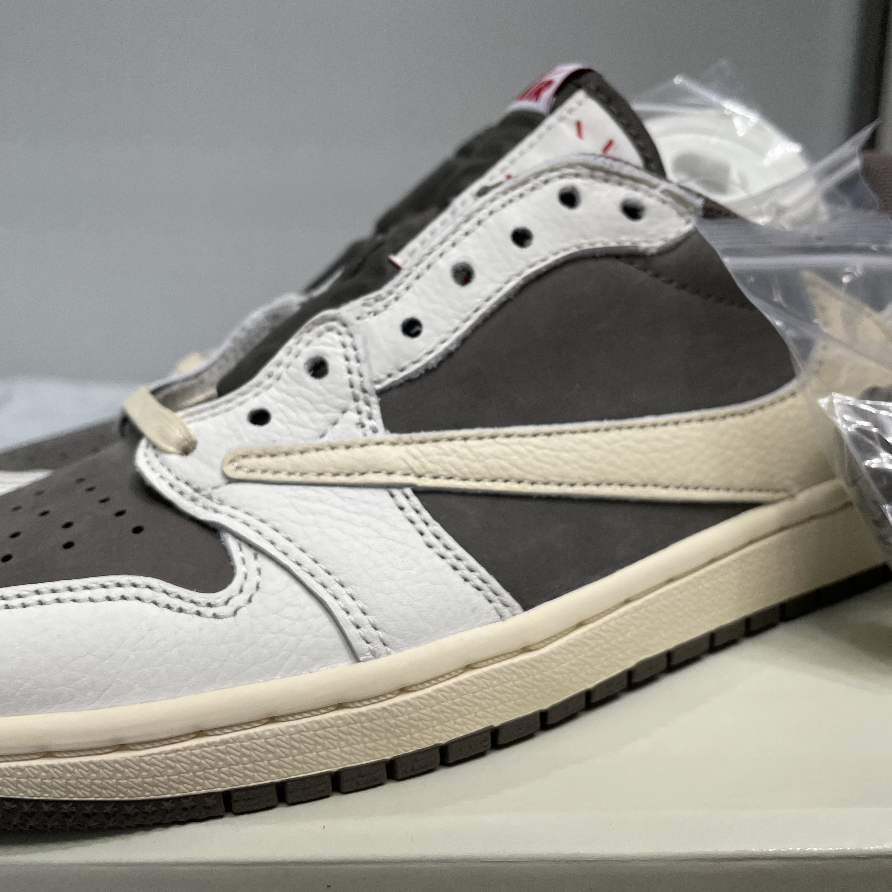 Jordan 1 x Travis Scott Retro Low OG SP Sail and Ridgerock 착용 스타일 - 1