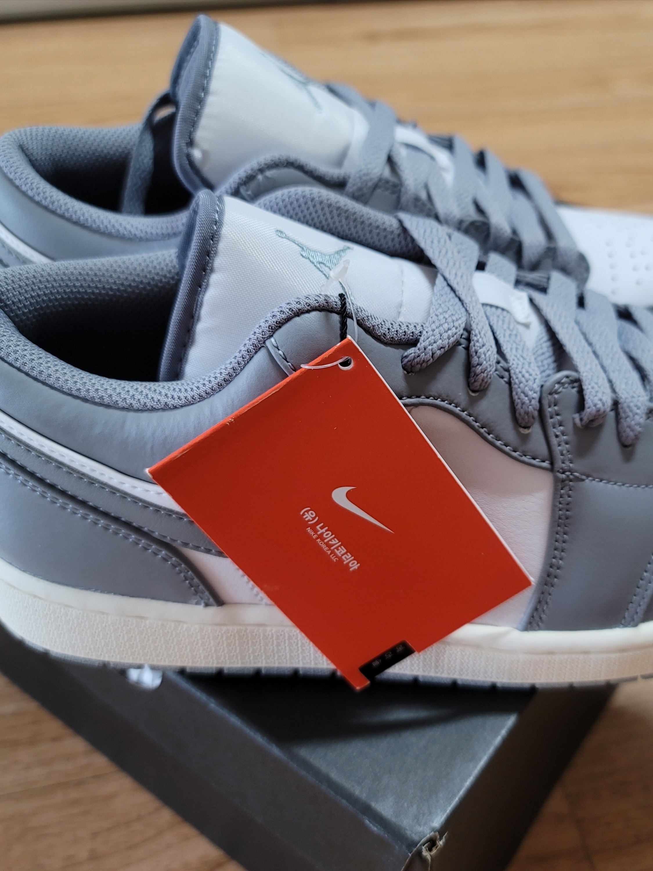 Jordan 1 Low Stealth and White 착용 스타일 - 3