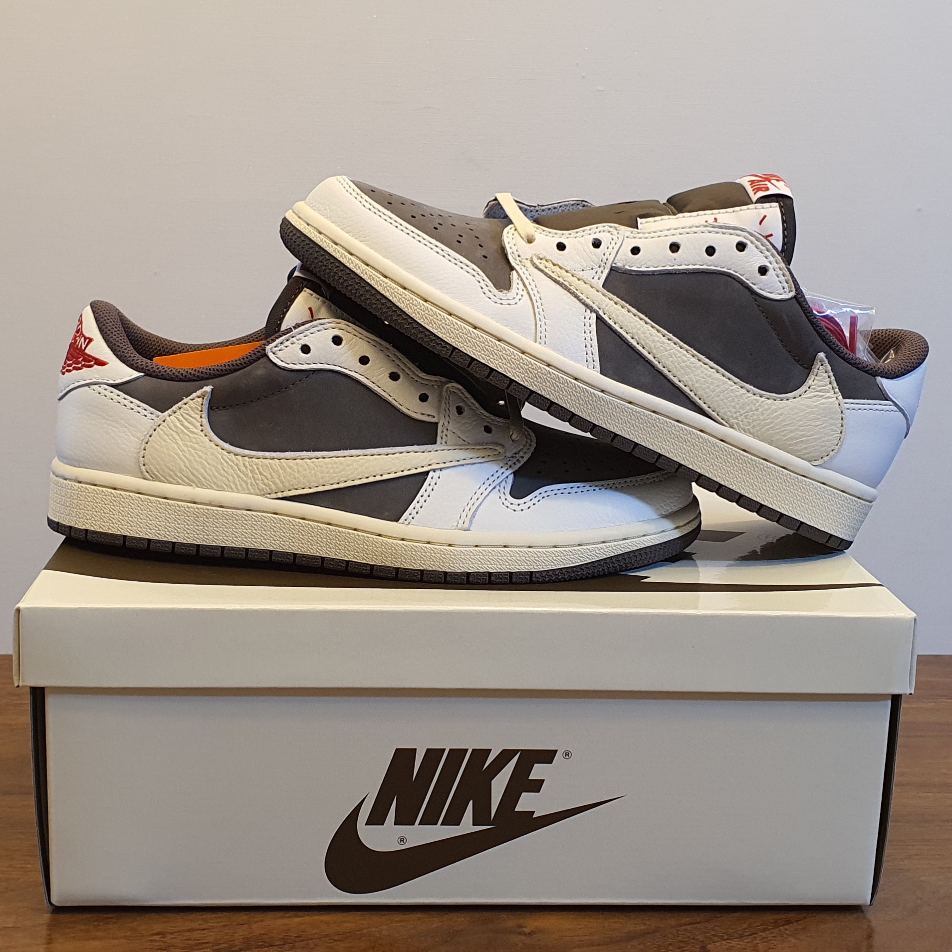 Jordan 1 x Travis Scott Retro Low OG SP Sail and Ridgerock 착용 스타일