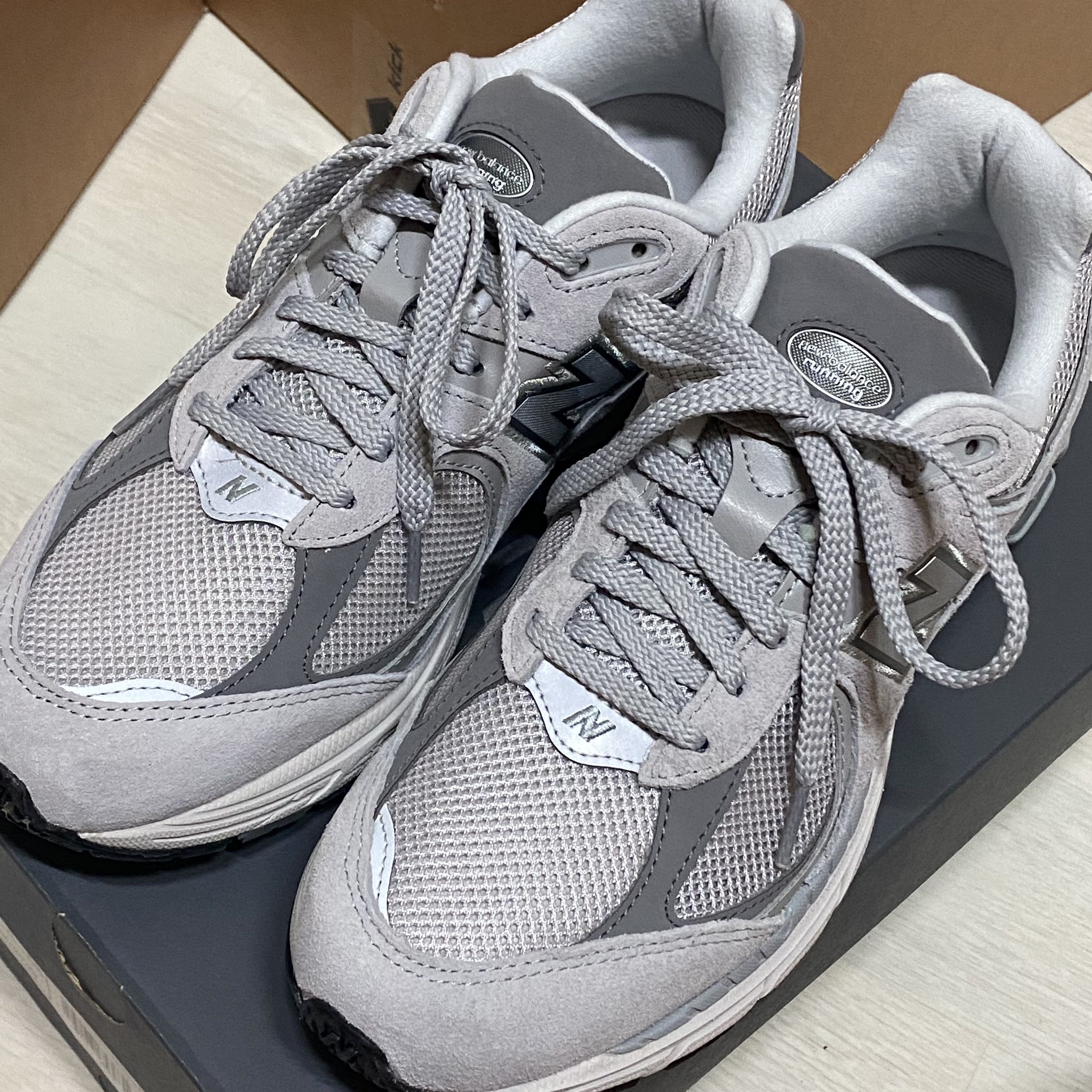 New Balance 2002R T2 Gray, Vans Style 36 Decon SF Marshmallow White 착용 스타일 - 2