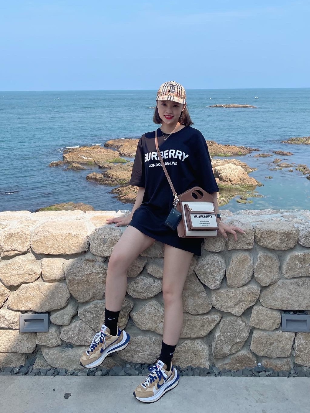 Burberry Monogram Motif Vintage Check Cotton Baseball Cap Archive Beige, Nike x Sacai VaporWaffle Sesame and Blue Void 착용 스타일 - 1