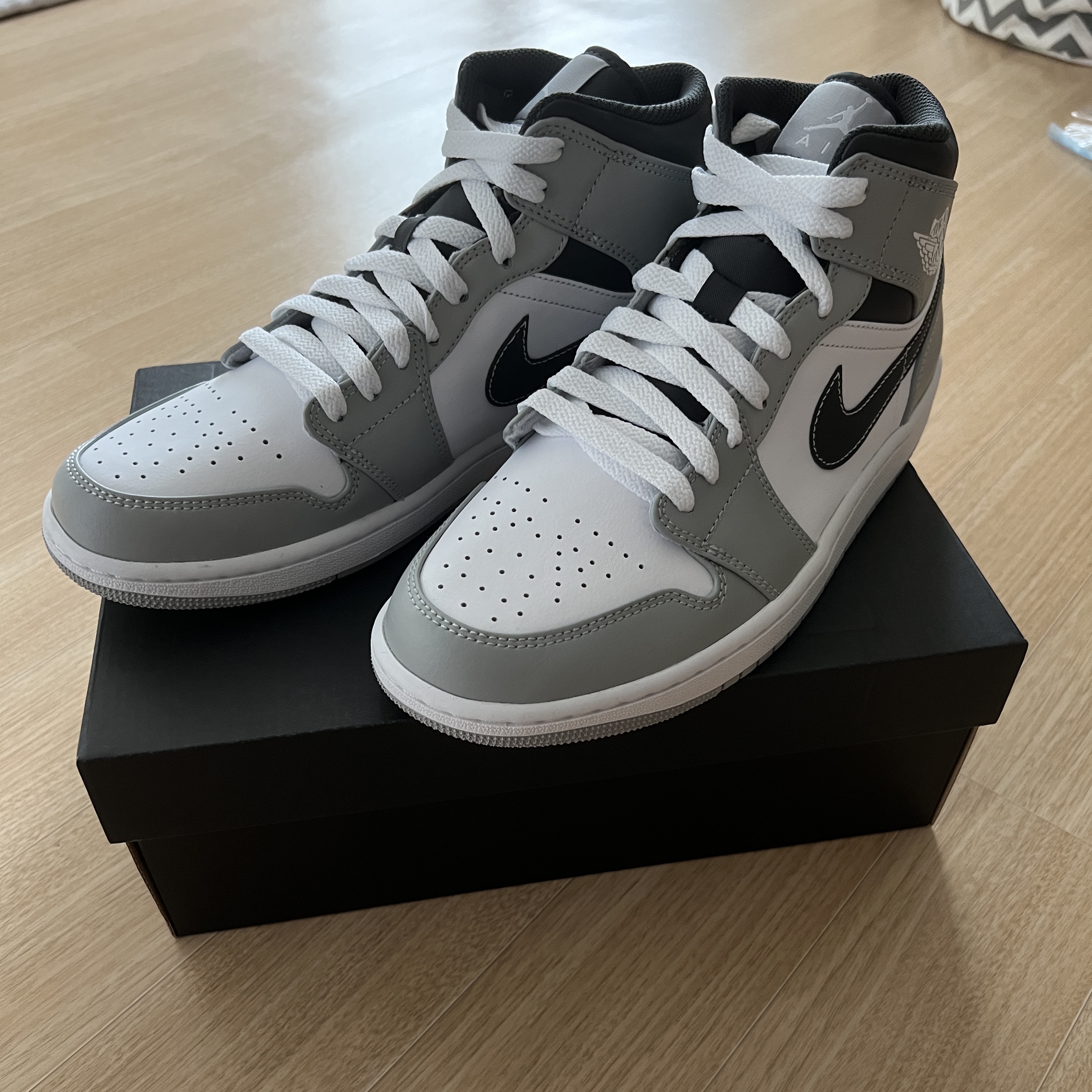 Jordan 1 Mid Light Smoke Grey Anthracite 착용 스타일 - 2