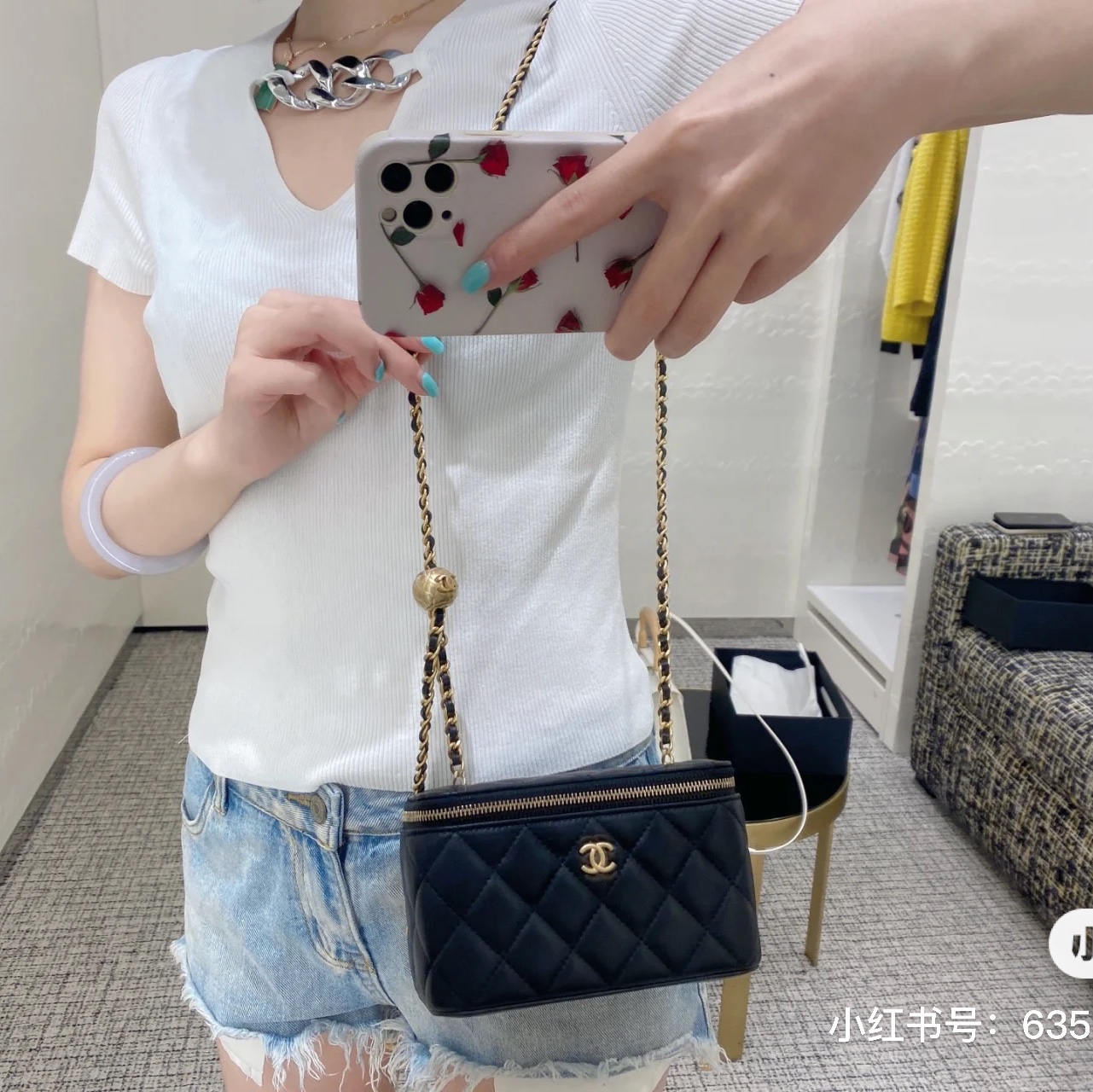 Chanel Clutch With Chain Lambskin & Gold Black 착용 스타일 - 1