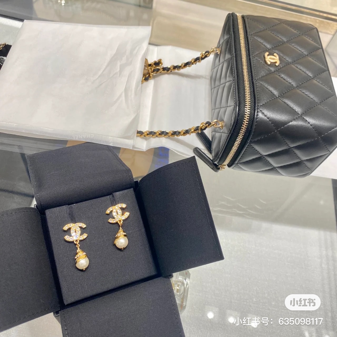 Chanel Clutch With Chain Lambskin & Gold Black 착용 스타일 - 2