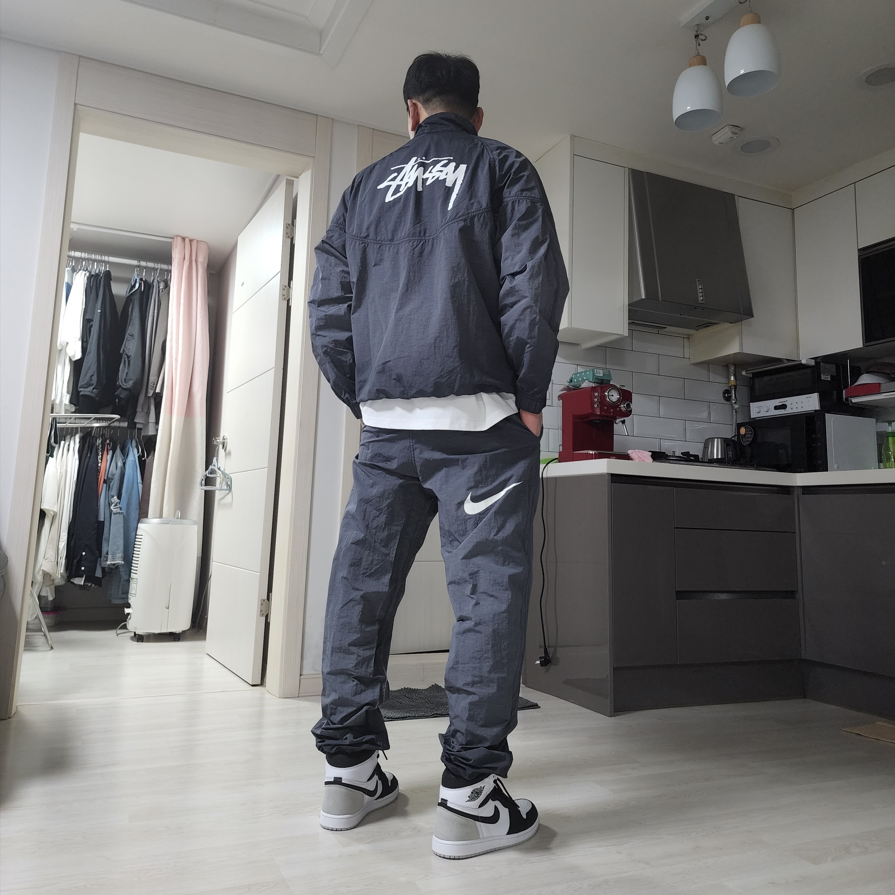 Nike x Stussy Windrunner Jacket Off Noir, Nike x Stussy Beach Pants Off Noir 착용 스타일
