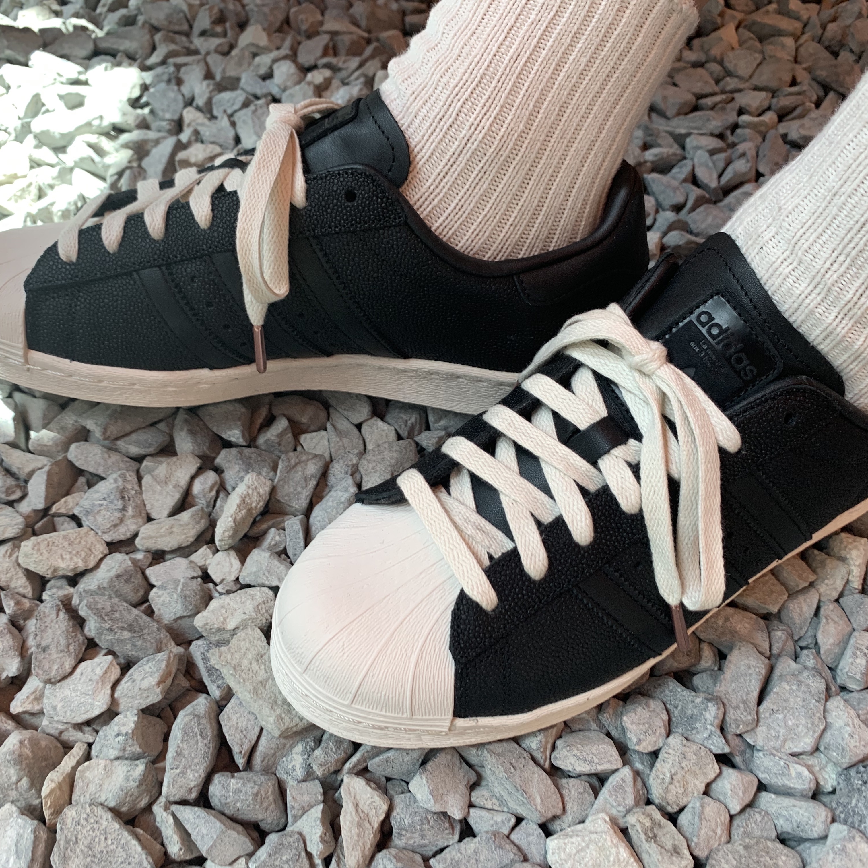 Adidas Superstar 82 Black Chalk White 착용 스타일 - 2