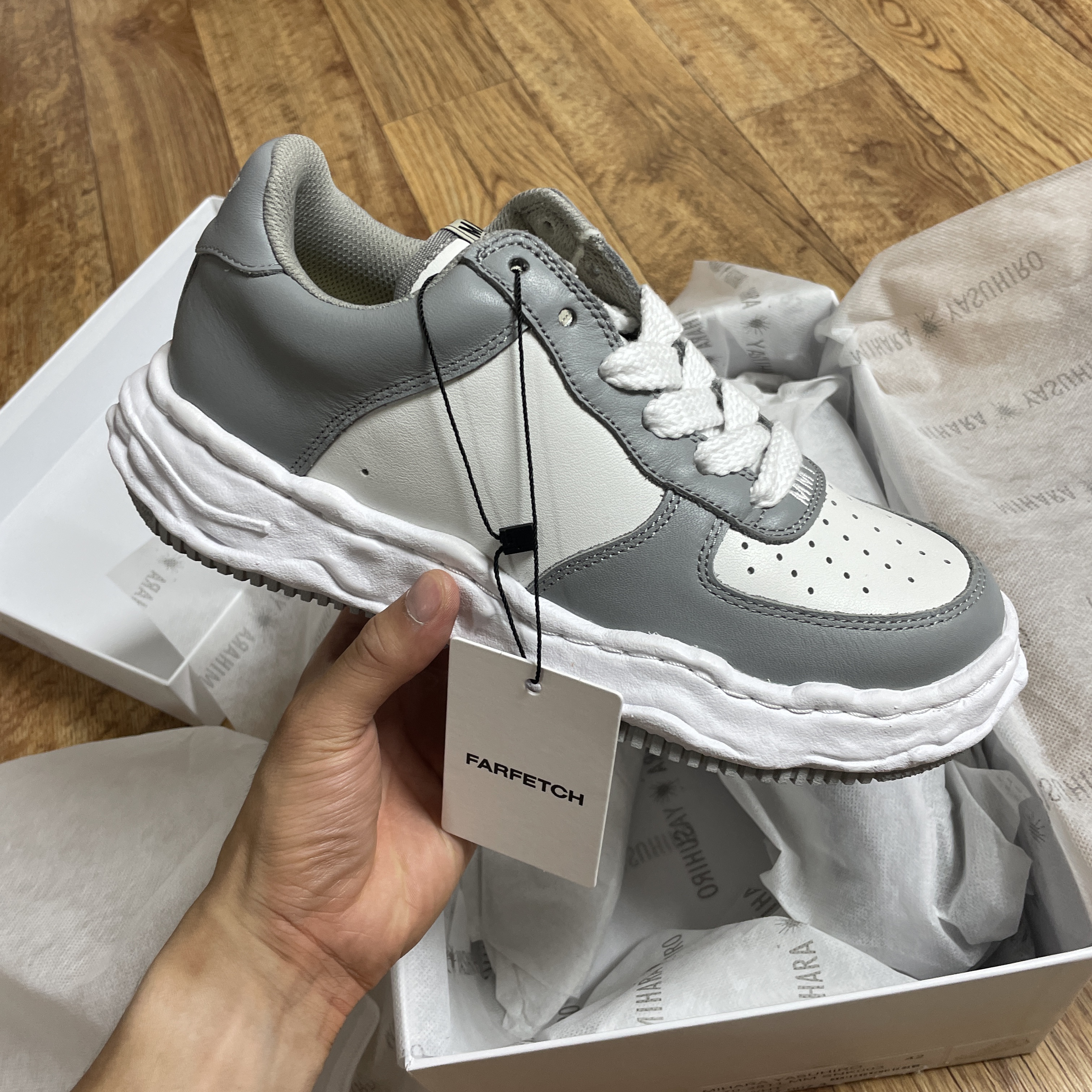 Maison Mihara Yasuhiro Wayne OG Sole Leather Low-top Sneakers Gray White 착용 스타일 - 3