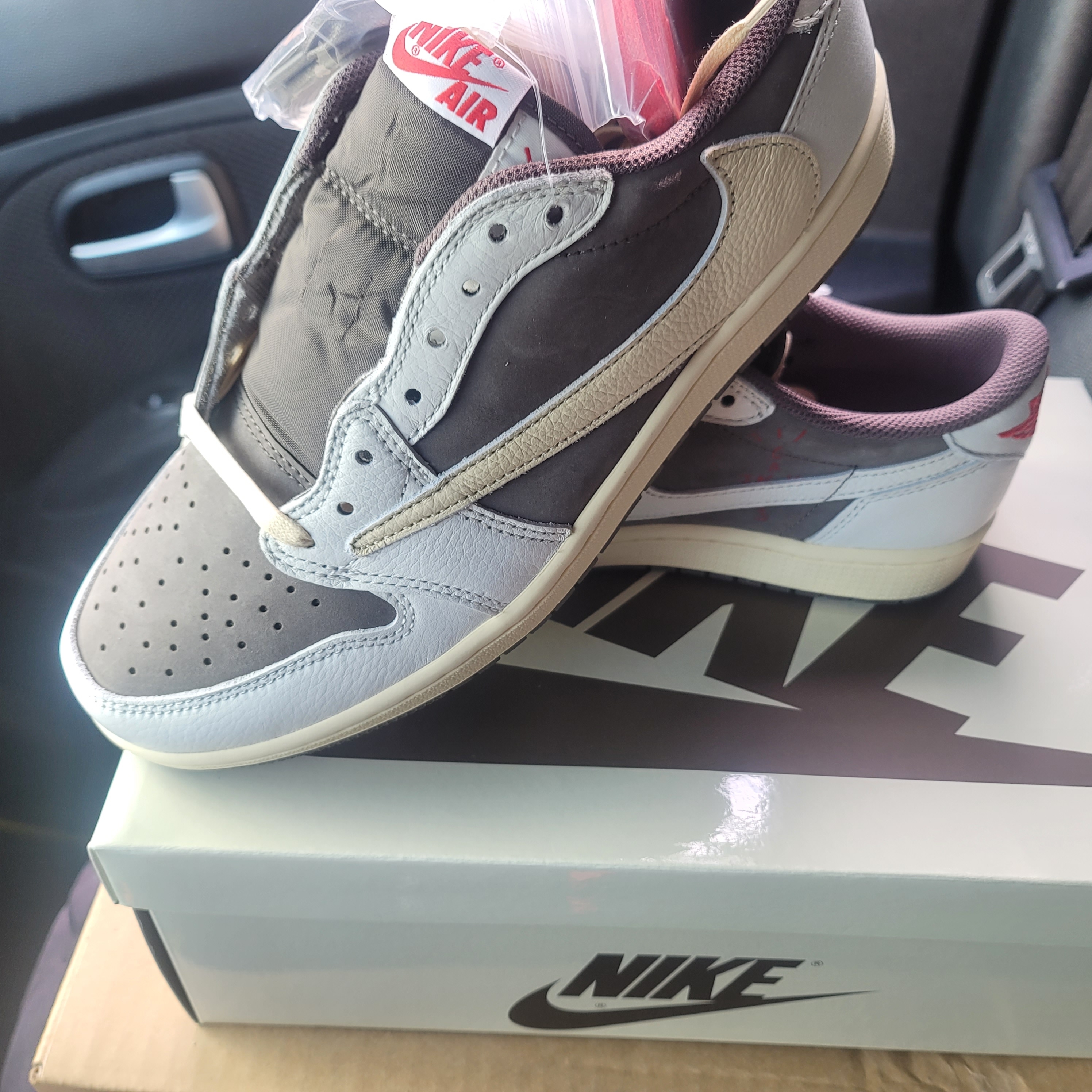 Jordan 1 x Travis Scott Retro Low OG SP Sail and Ridgerock 착용 스타일 - 3