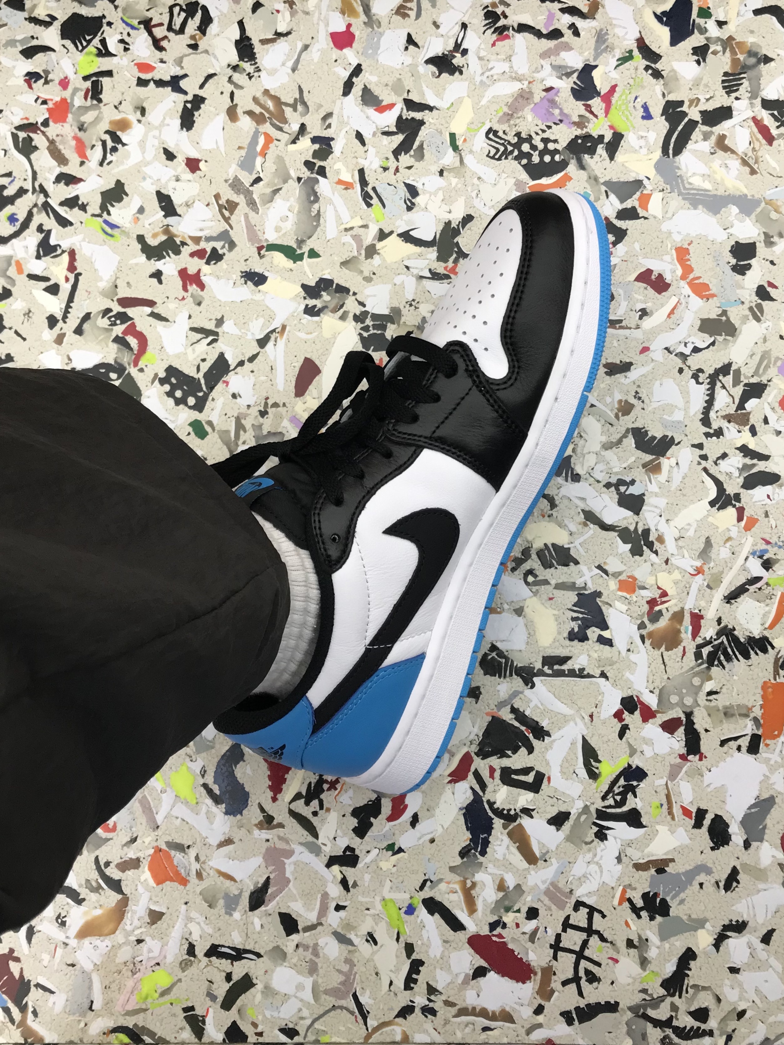 Jordan 1 Retro Low OG Black and Dark Powder Blue 착용 스타일