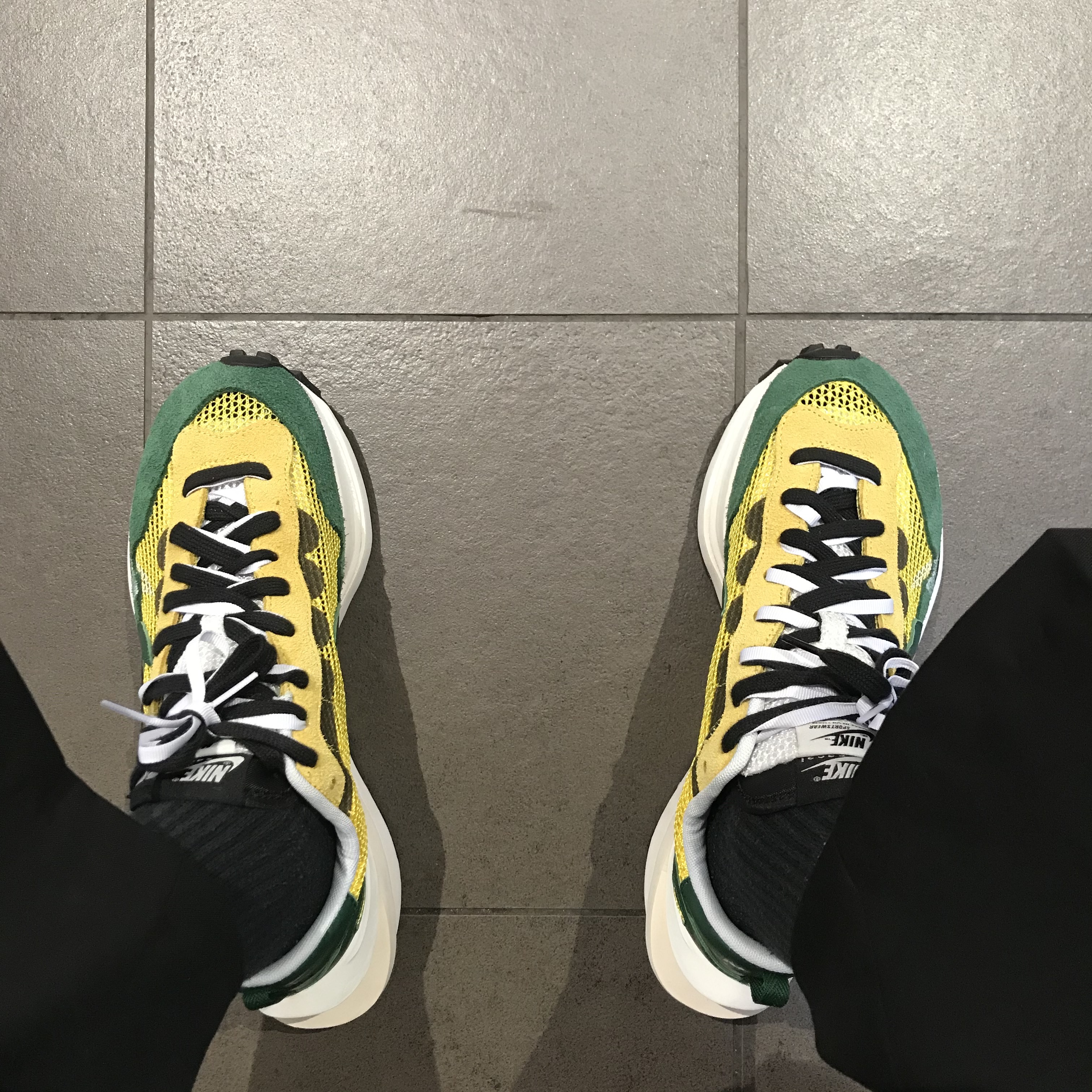 Nike x Sacai VaporWaffle Tour Yellow & Gorge Green Sail 착용 스타일