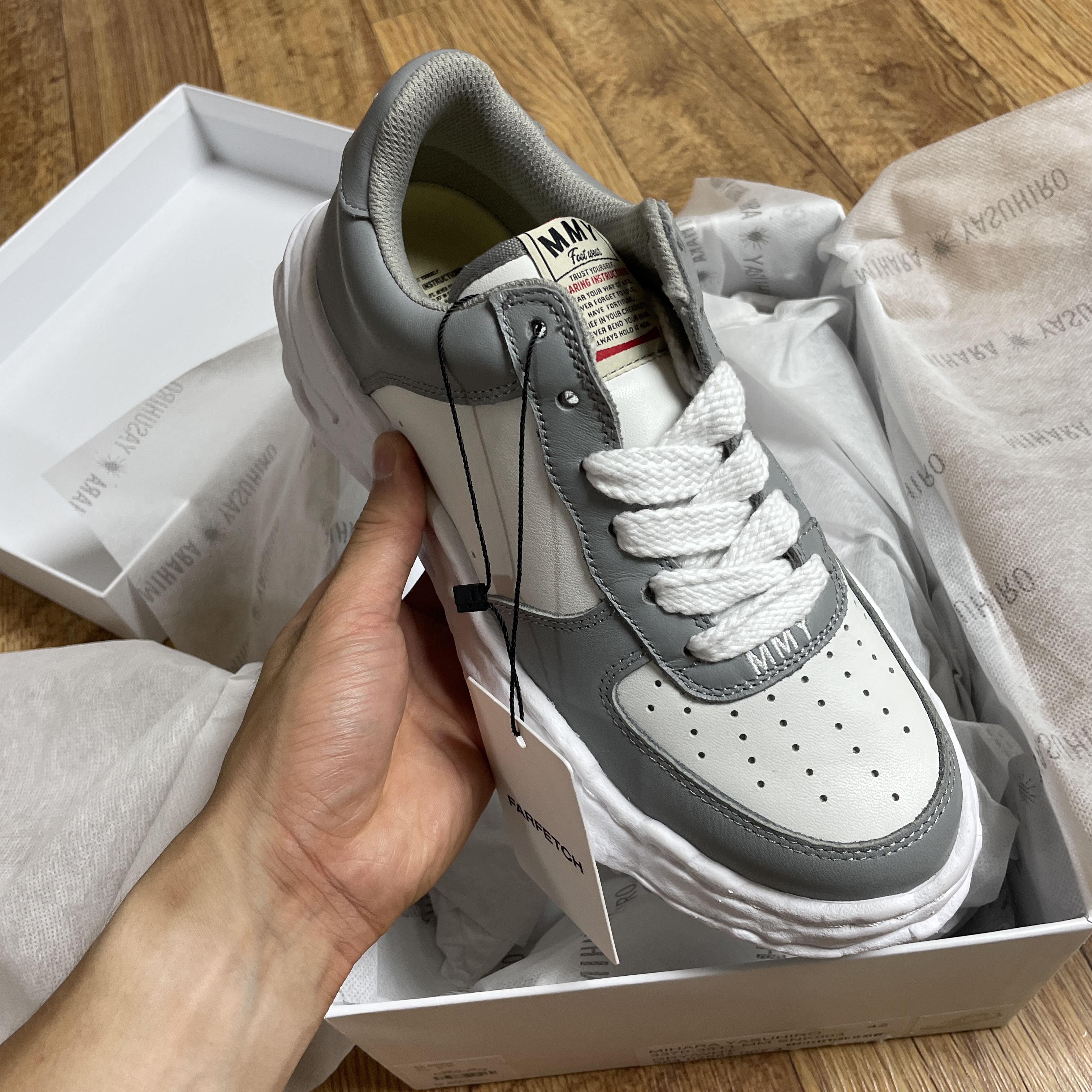Maison Mihara Yasuhiro Wayne OG Sole Leather Low-top Sneakers Gray White 착용 스타일 - 2