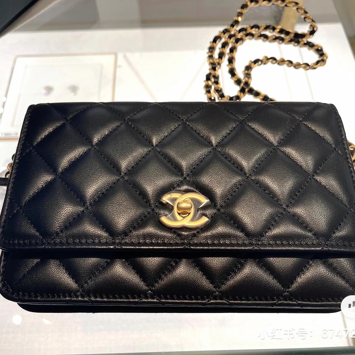 Chanel Wallet On Chain Lambskin & Gold Black 착용 스타일 - 3