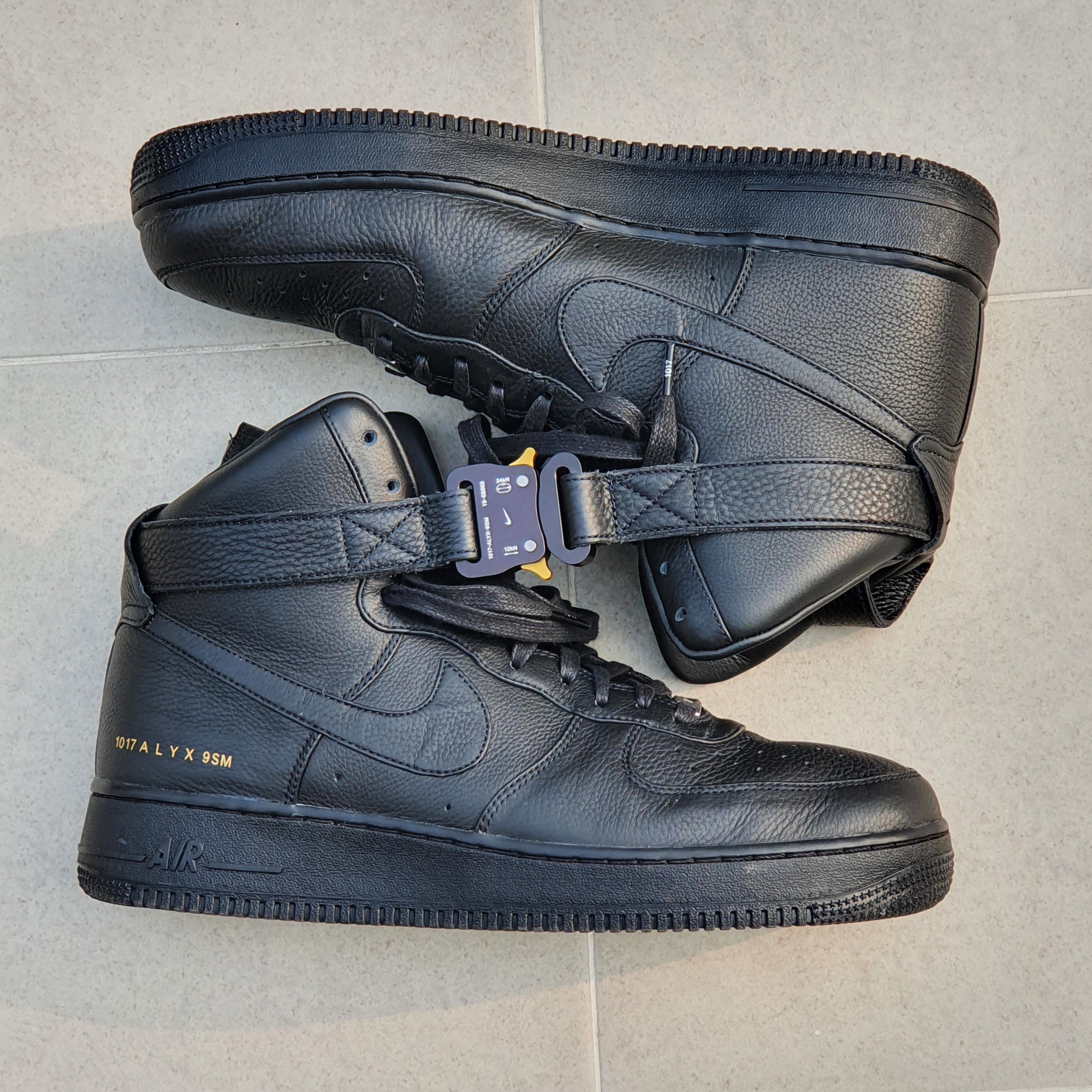 Nike x 1017 Alyx 9SM Air Force 1 High Triple Black 2020 착용 스타일 - 3