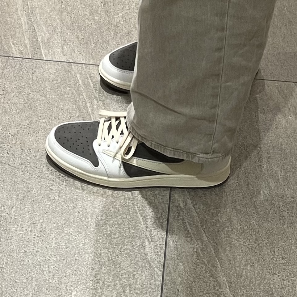 Jordan 1 x Travis Scott Retro Low OG SP Sail and Ridgerock 착용 스타일 - 2