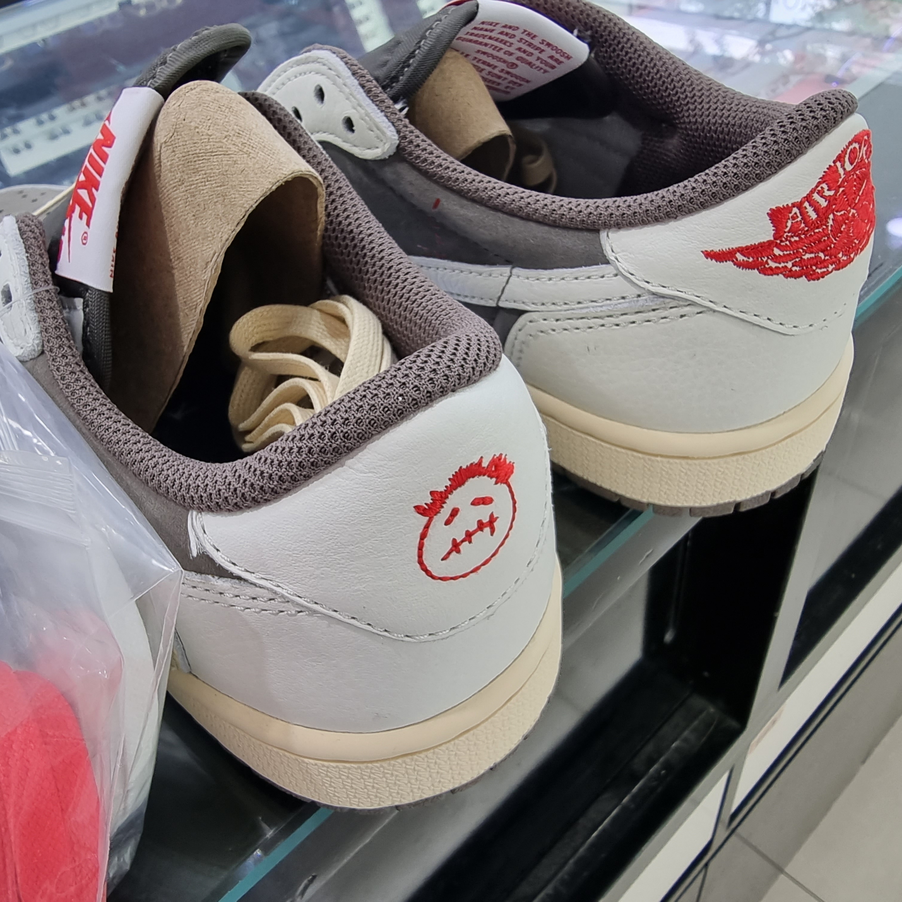 Jordan 1 x Travis Scott Retro Low OG SP Sail and Ridgerock 착용 스타일