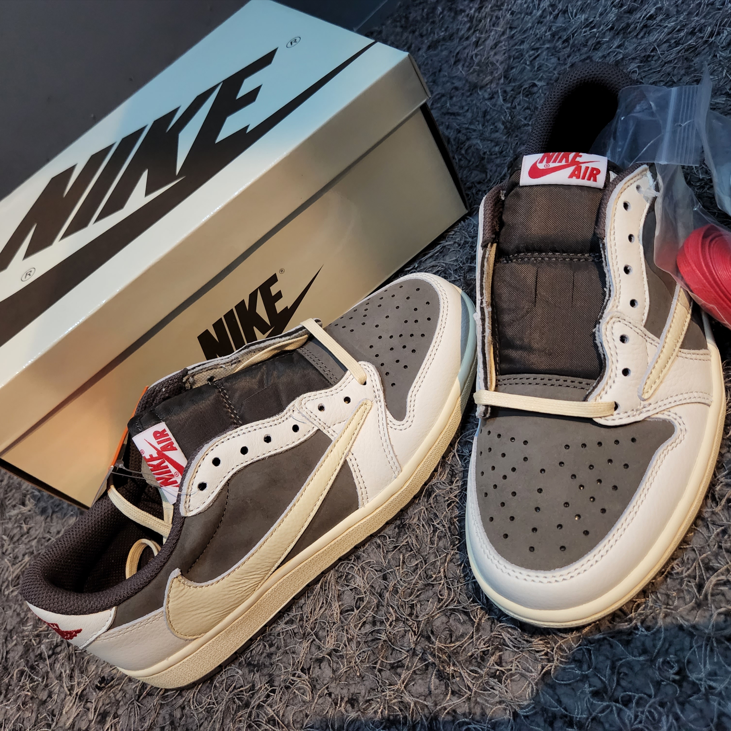Jordan 1 x Travis Scott Retro Low OG SP Sail and Ridgerock 착용 스타일