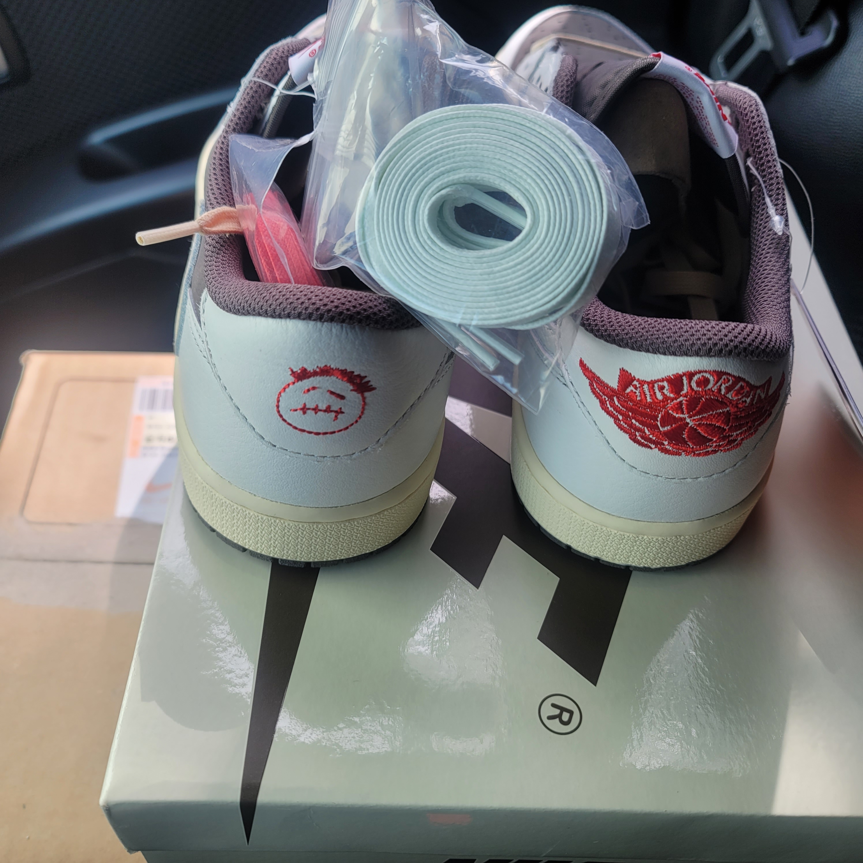 Jordan 1 x Travis Scott Retro Low OG SP Sail and Ridgerock 착용 스타일 - 4