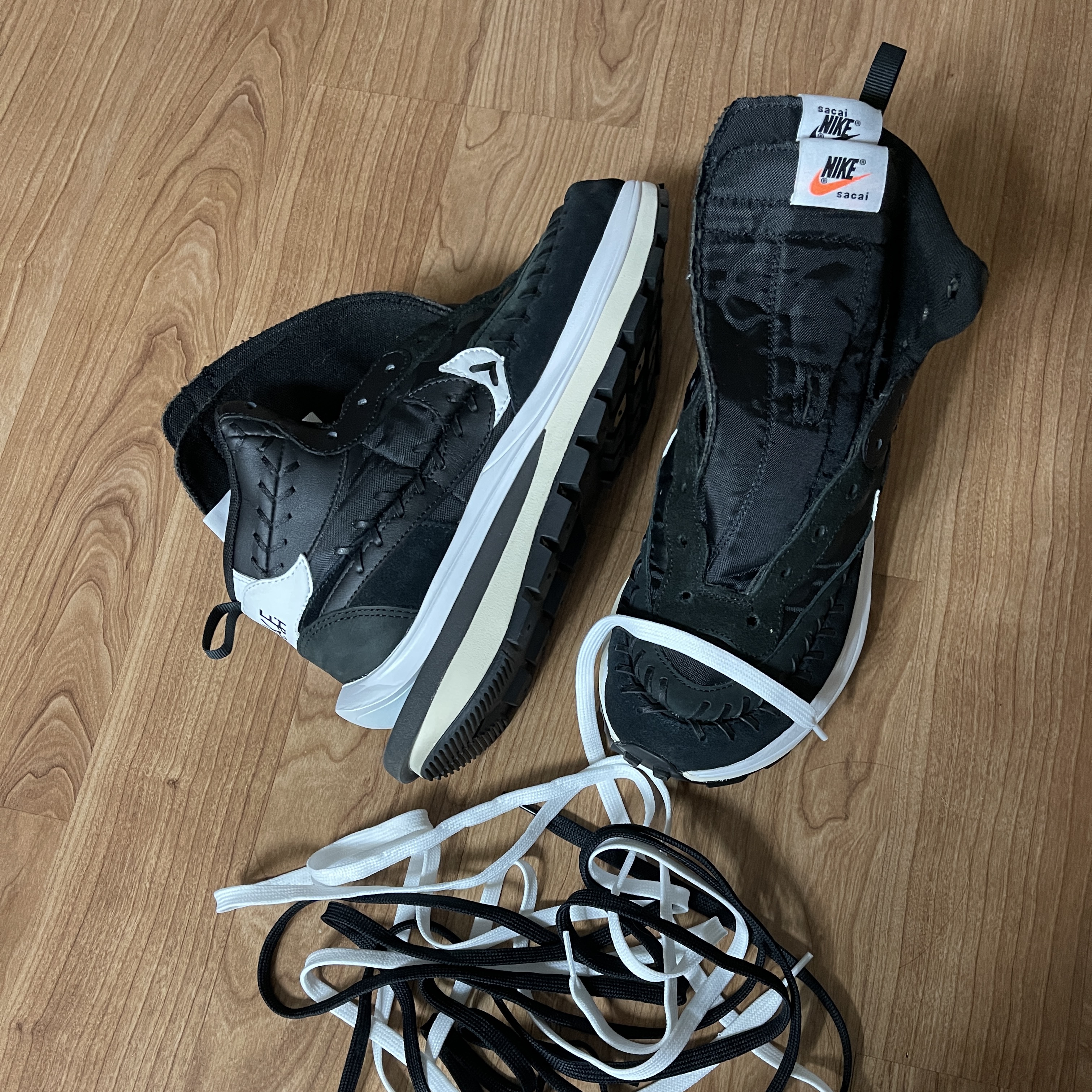 Nike x Sacai x Jean Paul Gaultier VaporWaffle Black White 착용 스타일 - 1