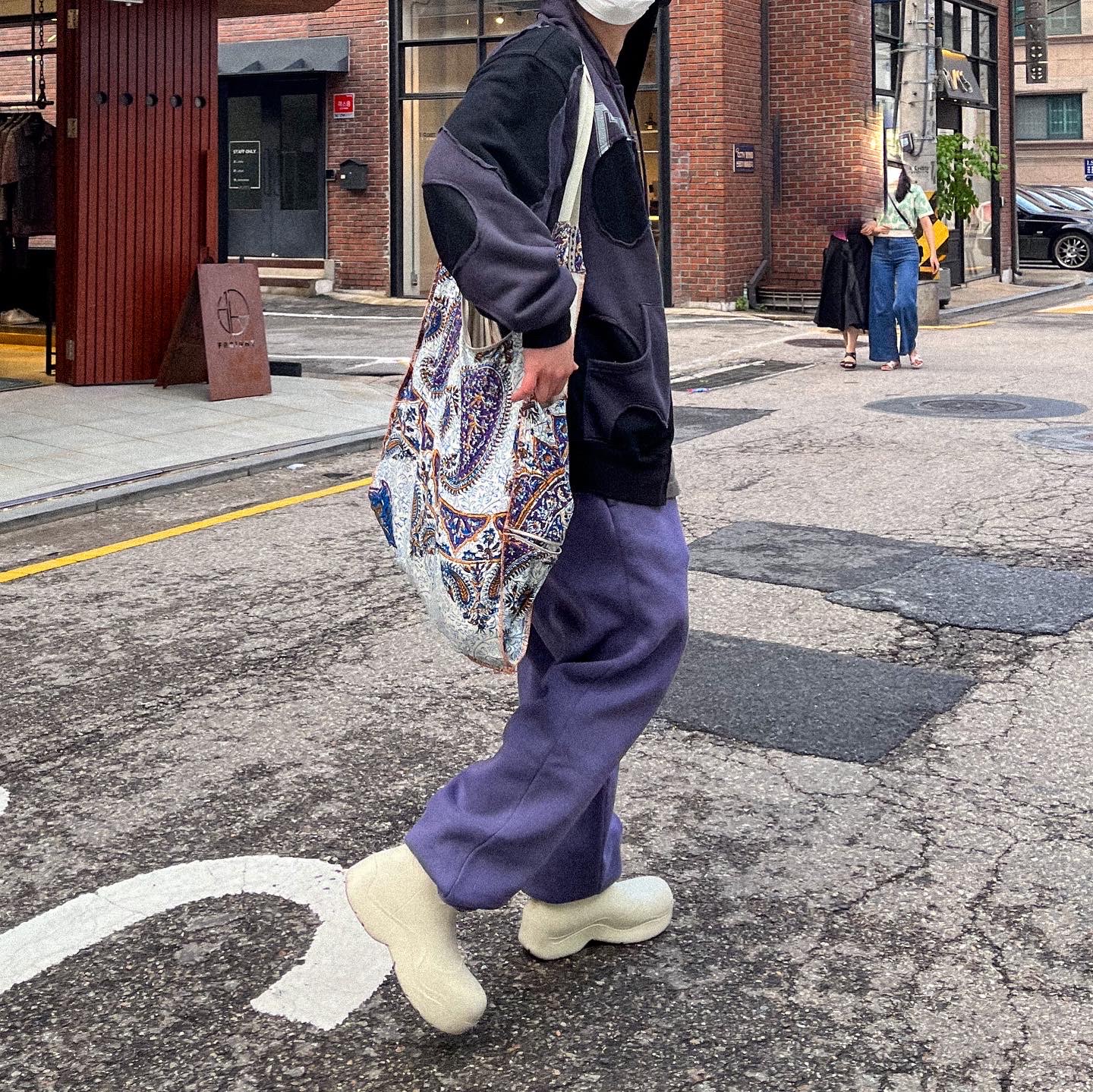 Bottega Veneta Puddle Ankle Boots Sea Salt 착용 스타일 - 2
