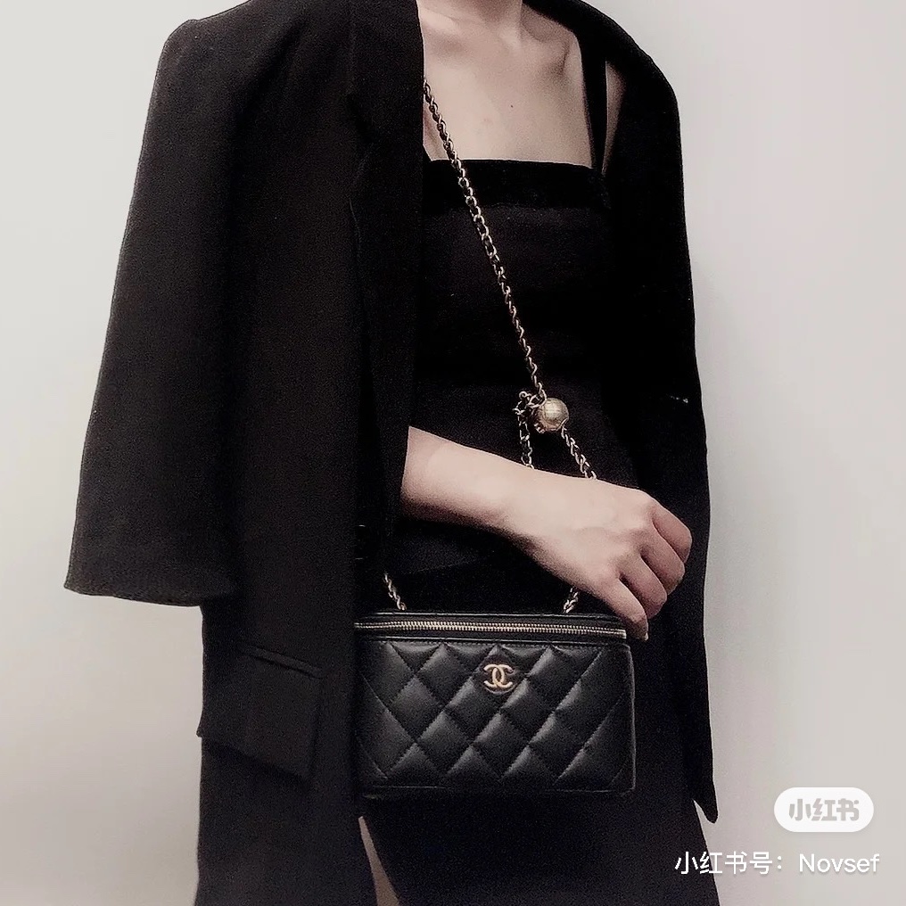 Chanel Clutch With Chain Lambskin & Gold Black 착용 스타일 - 1