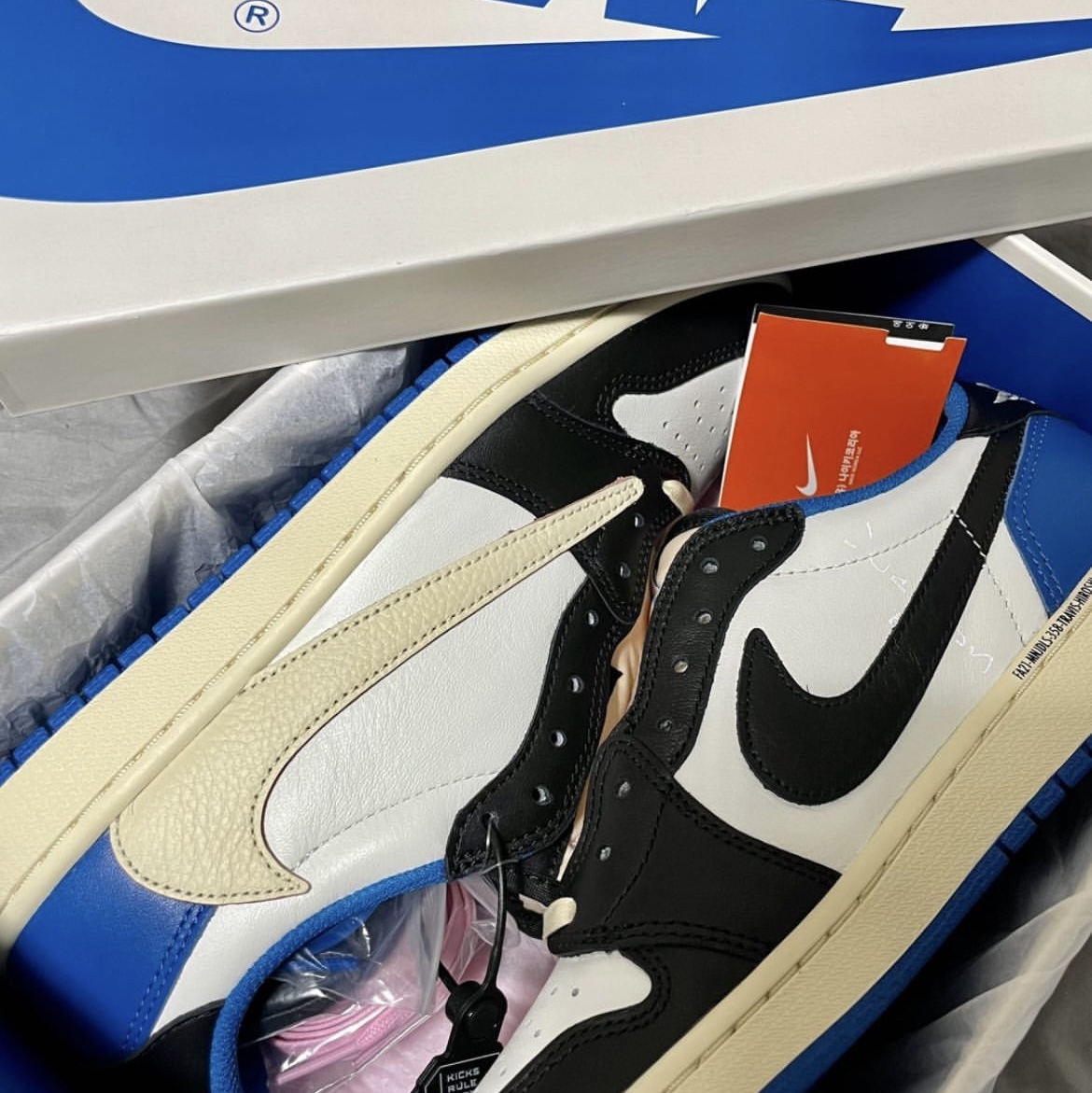 Jordan 1 x Travis Scott x Fragment Retro Low OG SP Military Blue, Jordan 1 x Travis Scott Retro Low OG SP Sail and Ridgerock 착용 스타일 - 1