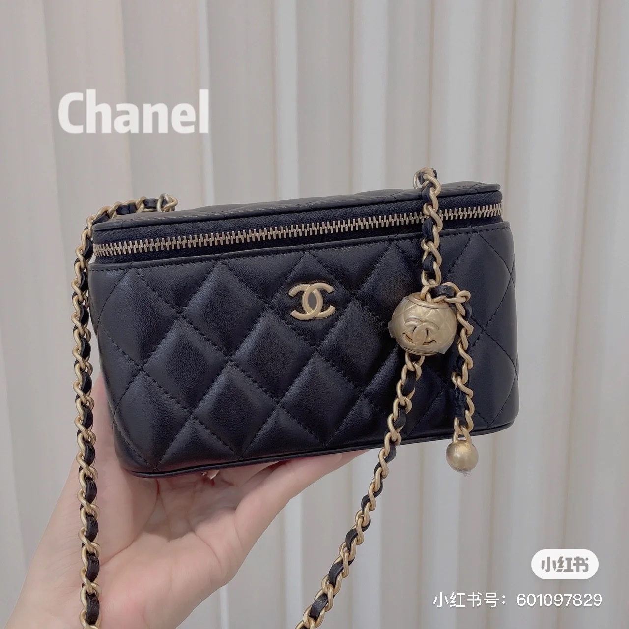 Chanel Clutch With Chain Lambskin & Gold Black 착용 스타일 - 3