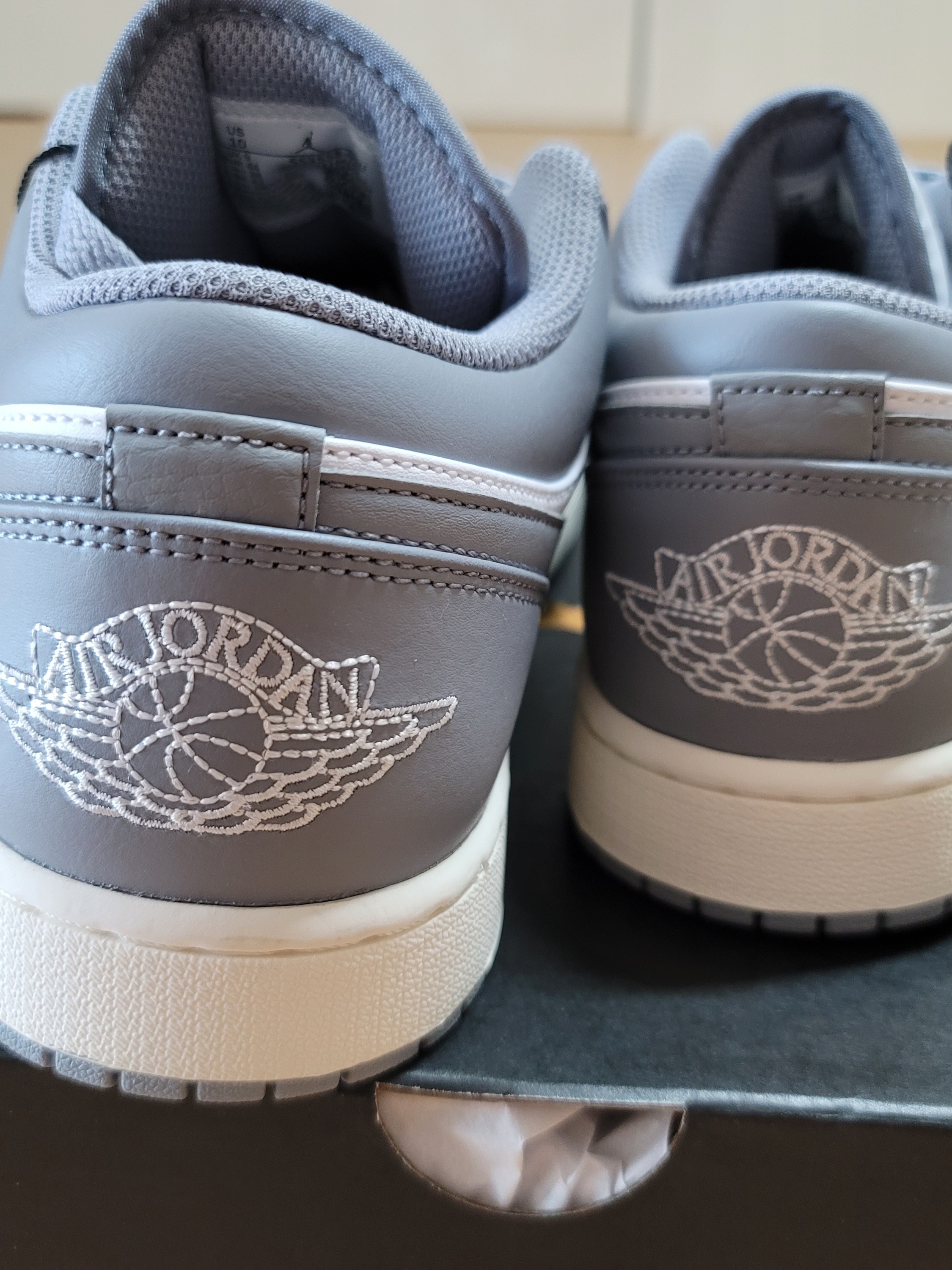 Jordan 1 Low Stealth and White 착용 스타일 - 2
