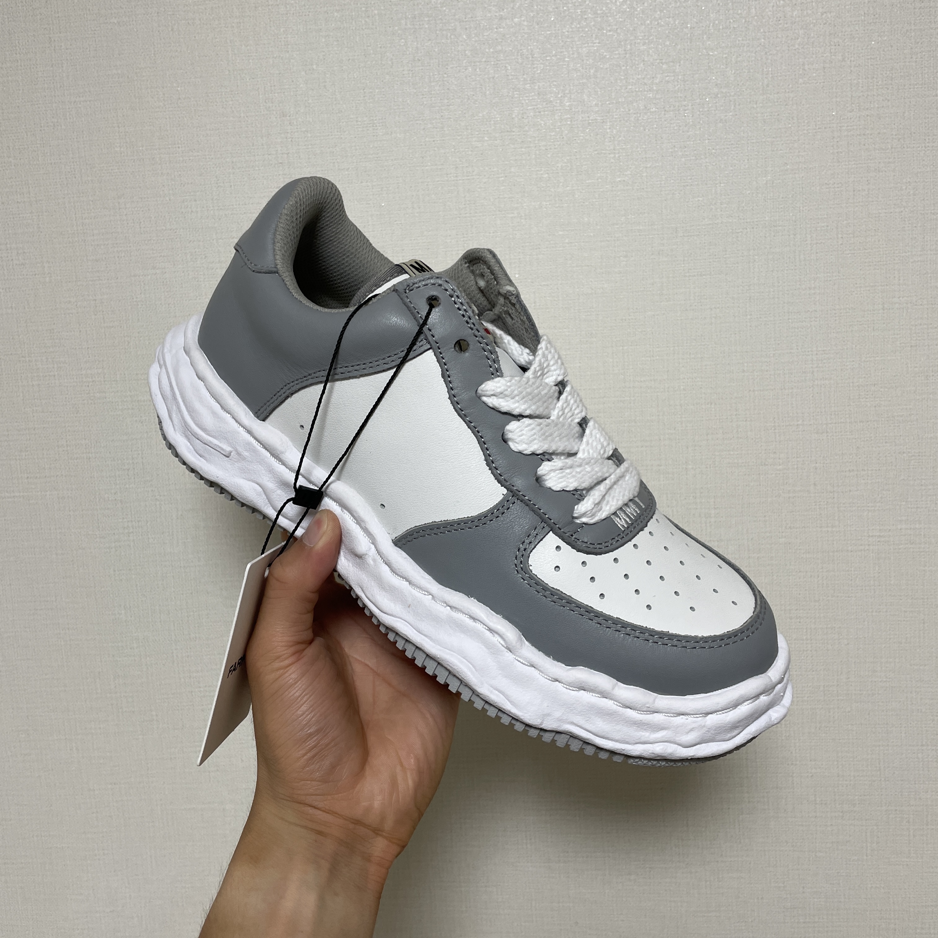 Maison Mihara Yasuhiro Wayne OG Sole Leather Low-top Sneakers Gray White 착용 스타일 - 4
