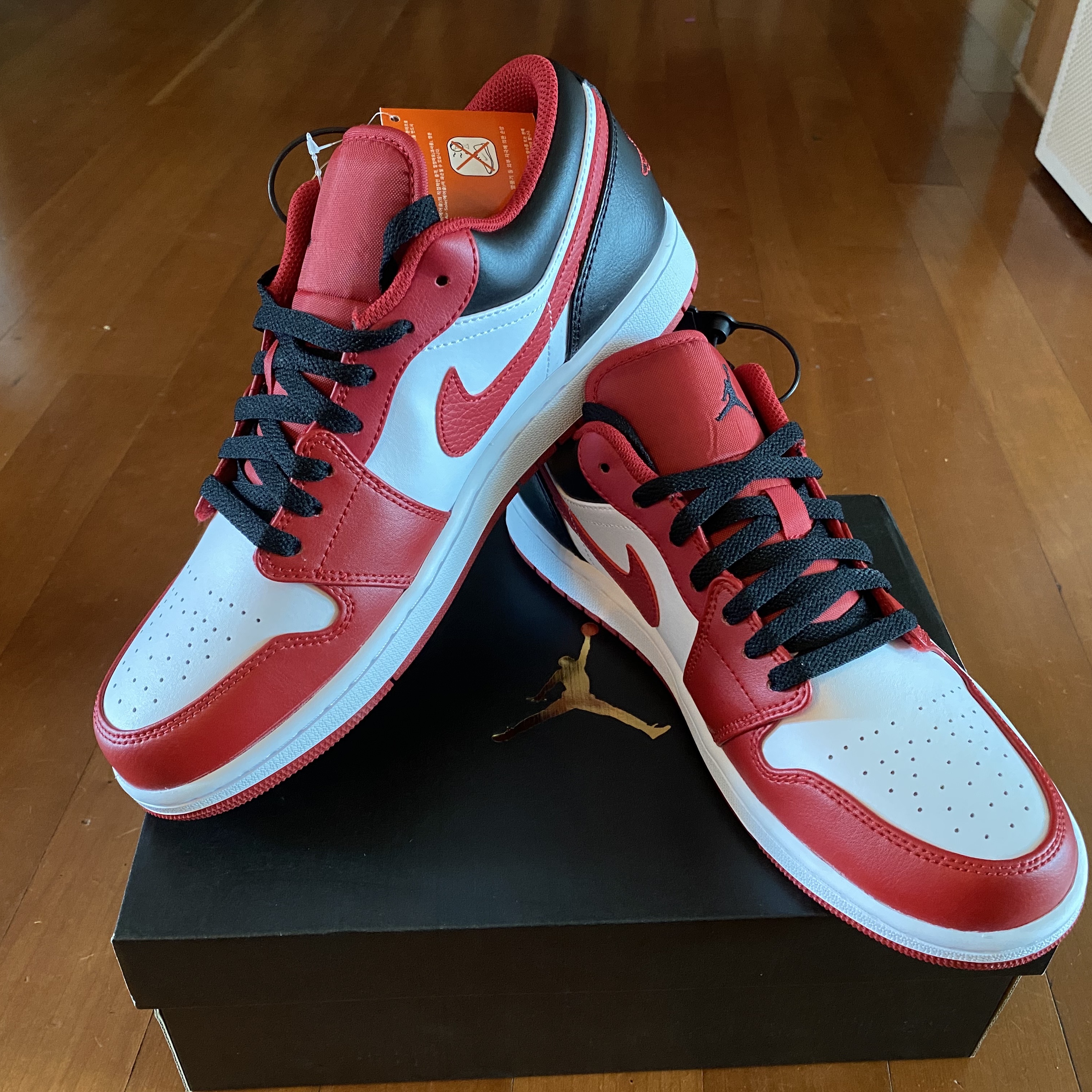 Jordan 1 Low White Gym Red Black 착용 스타일 - 3
