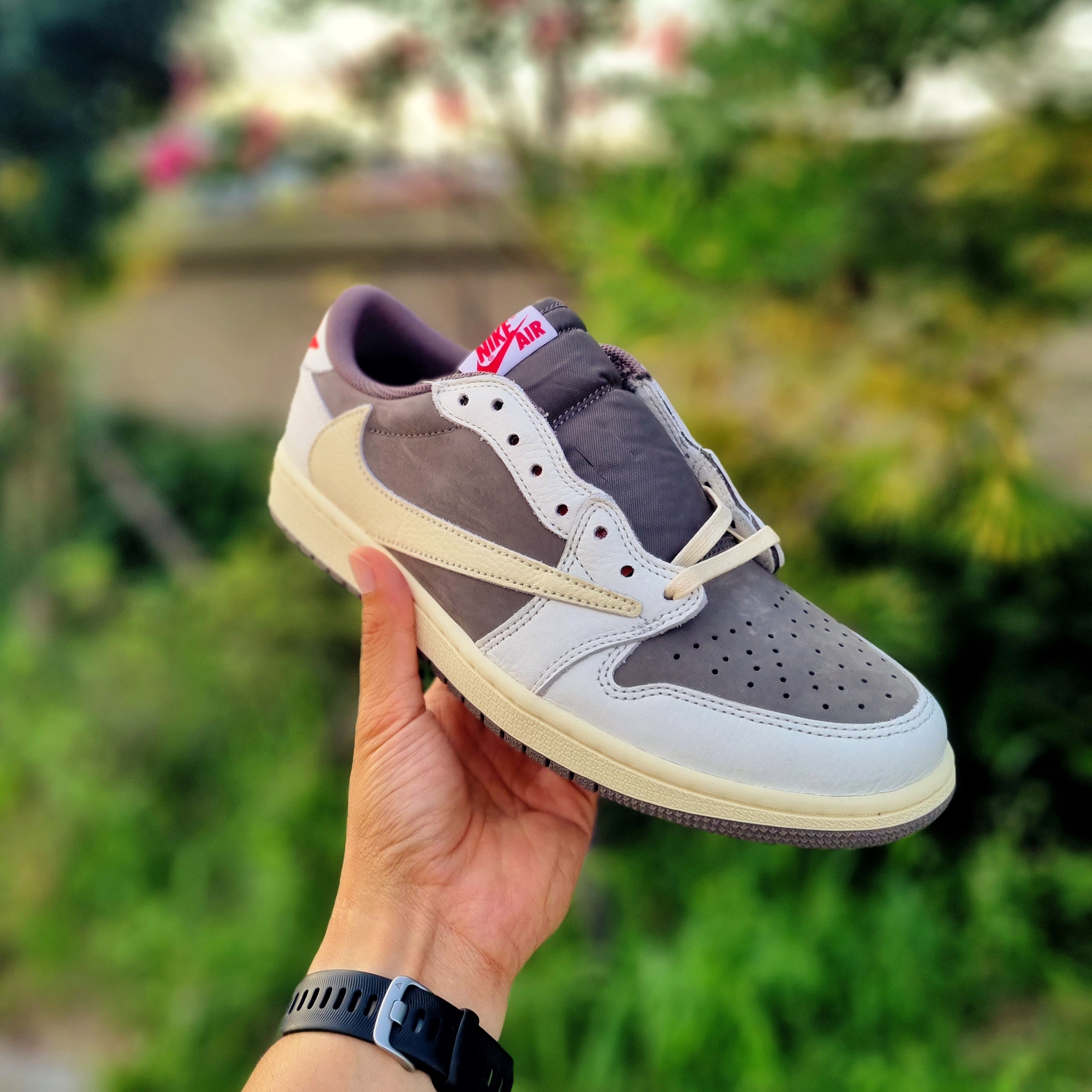 Jordan 1 x Travis Scott Retro Low OG SP Sail and Ridgerock 착용 스타일